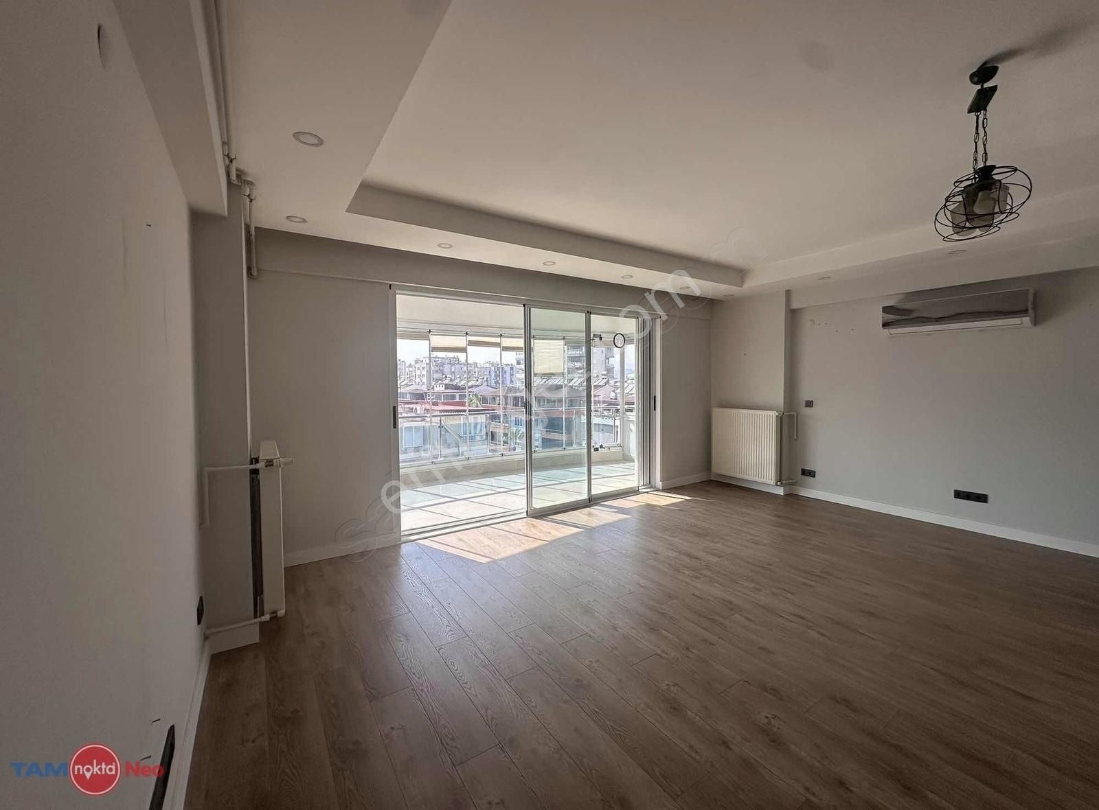 Meydankavağı'nda Havuzlu Site İçinde Arakat 2+1 Satılık Daire