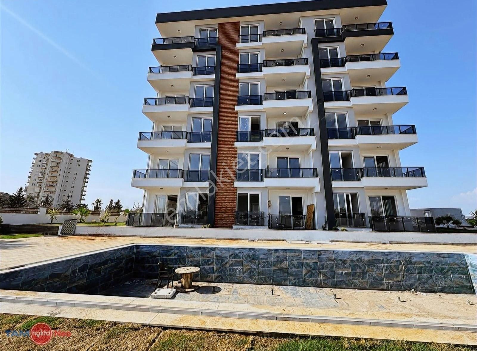 Altıntaş'ta 1+1 Havuzlu Satılık Daire