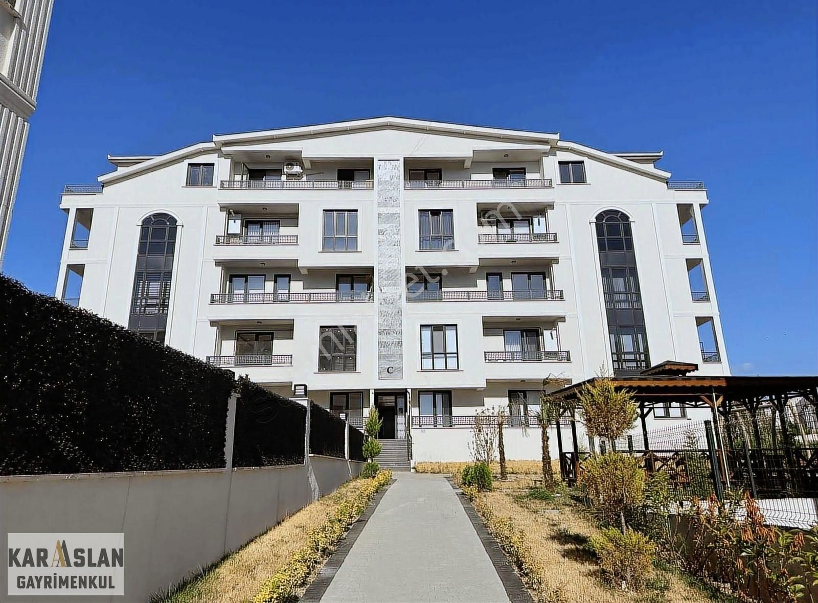 Başiskele Karpay Life'ta Havuzlu Kiralık Çatı Dubleks