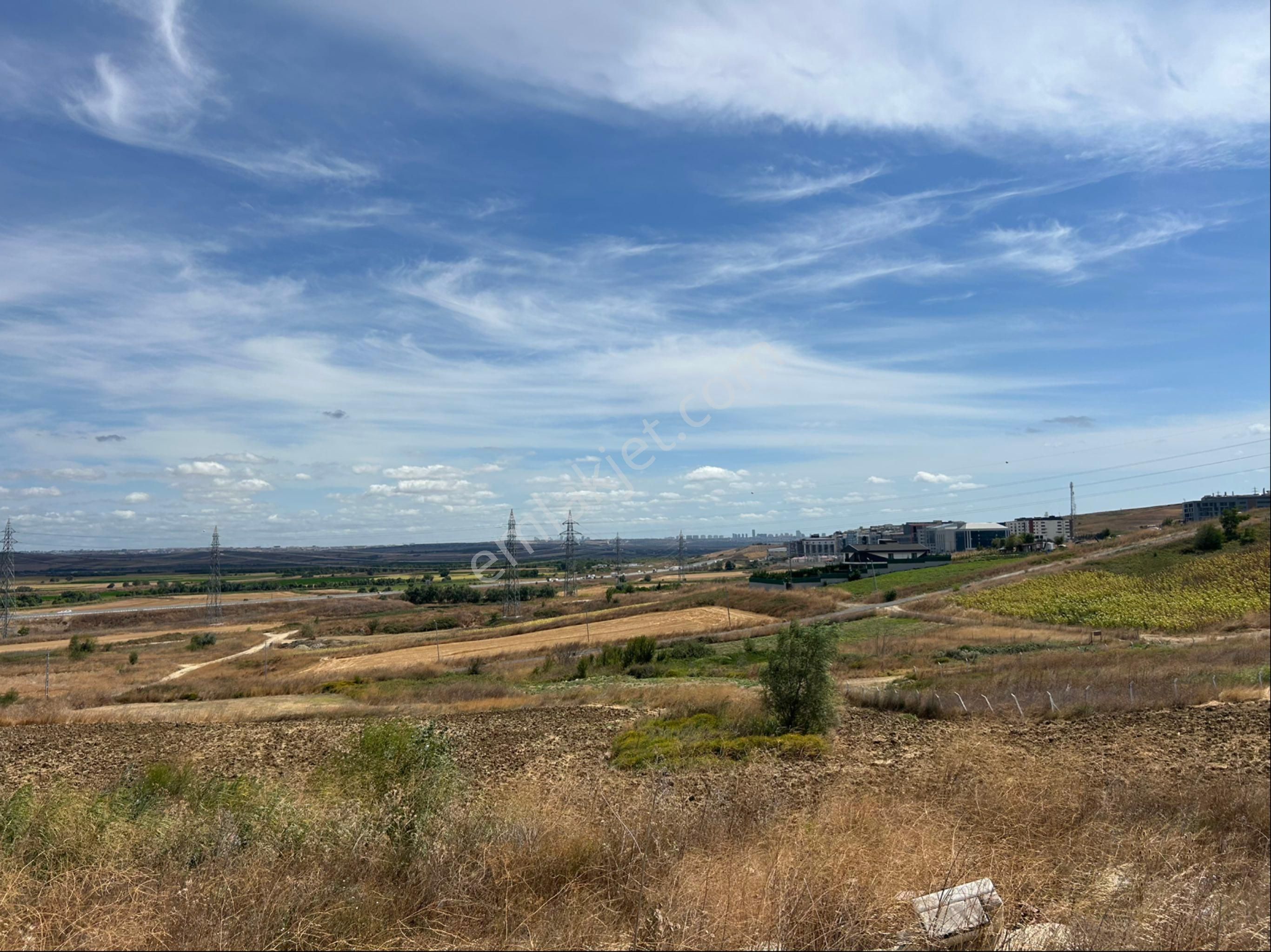 Çatalca'da Anayola Cephe Ticari Faaliyetlere Uygun 1500 M2 Arsa