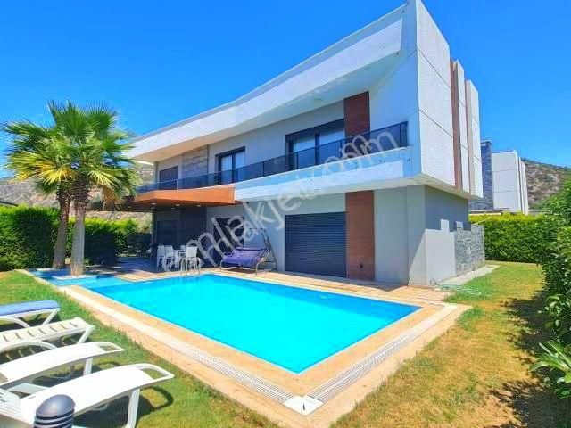 Kuşadasında Avm'lere Yakın Özel Havuzlu Tek Müstakil 4+1 Bahçeli Villa