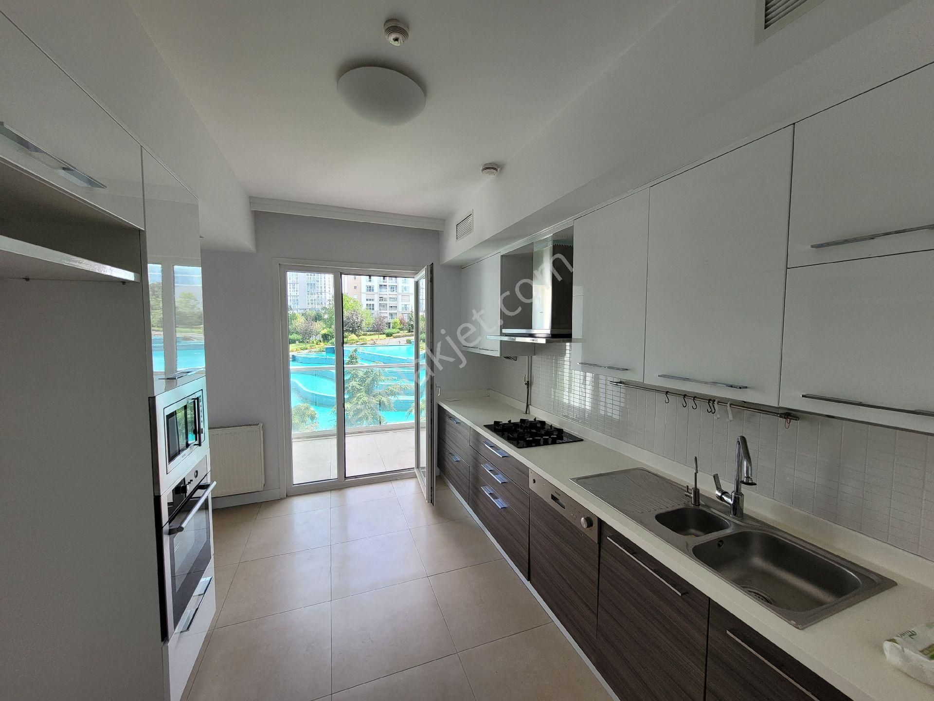 Avrupa Konutları Atakent 3'de 192m2 Havuz Ve Peyzaj Manzaralı 4+1 Boş Satılık Daire