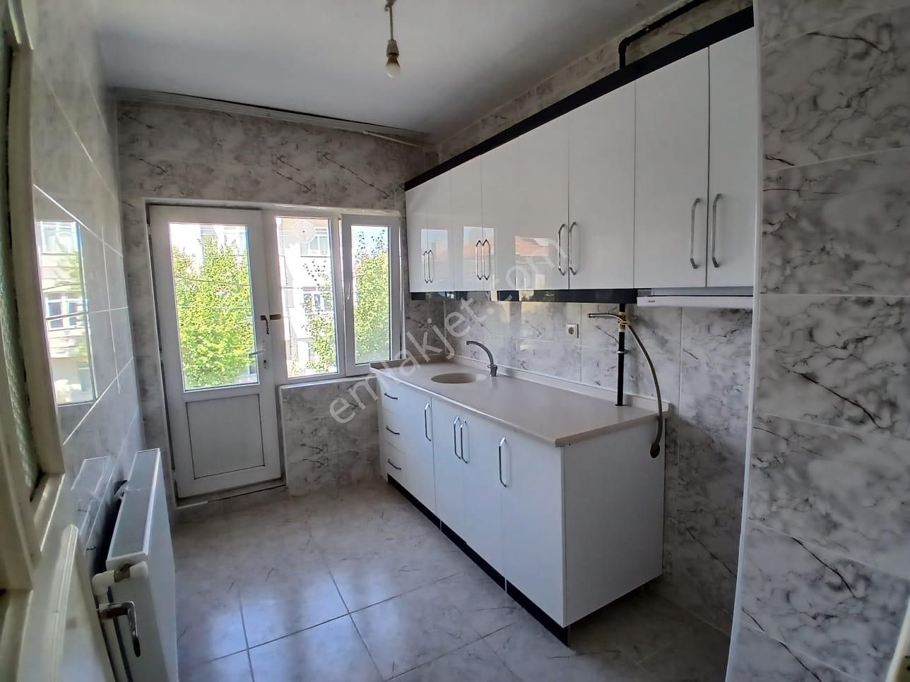 Akçay Emlak'tan Akşehir Gazi Mahallesinde Komple Bakımlı Doğalgazlı Kiralık 2+1 Daire