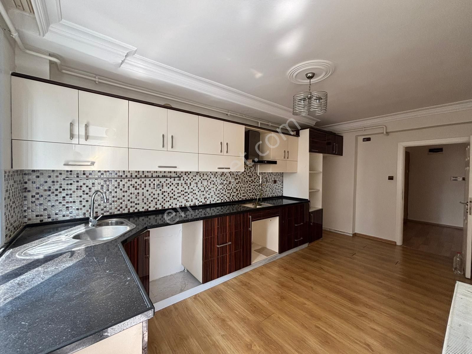 Özala 2.parsel Düşük Kat Geniş Ve Doğalgazlı 3+1+kilerli Kiralık