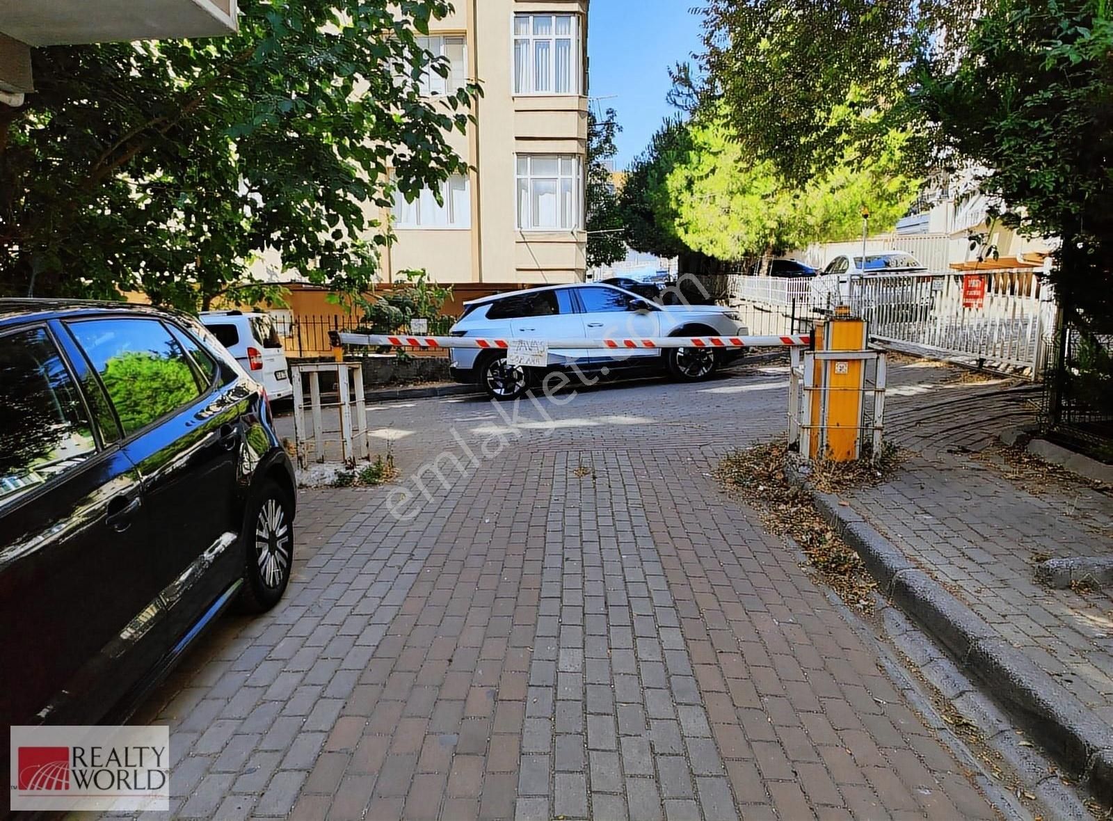 Merter Dörtkent Sitesi 3+1 Otoparklı Ara Kat Çift Balkonlu İyi K