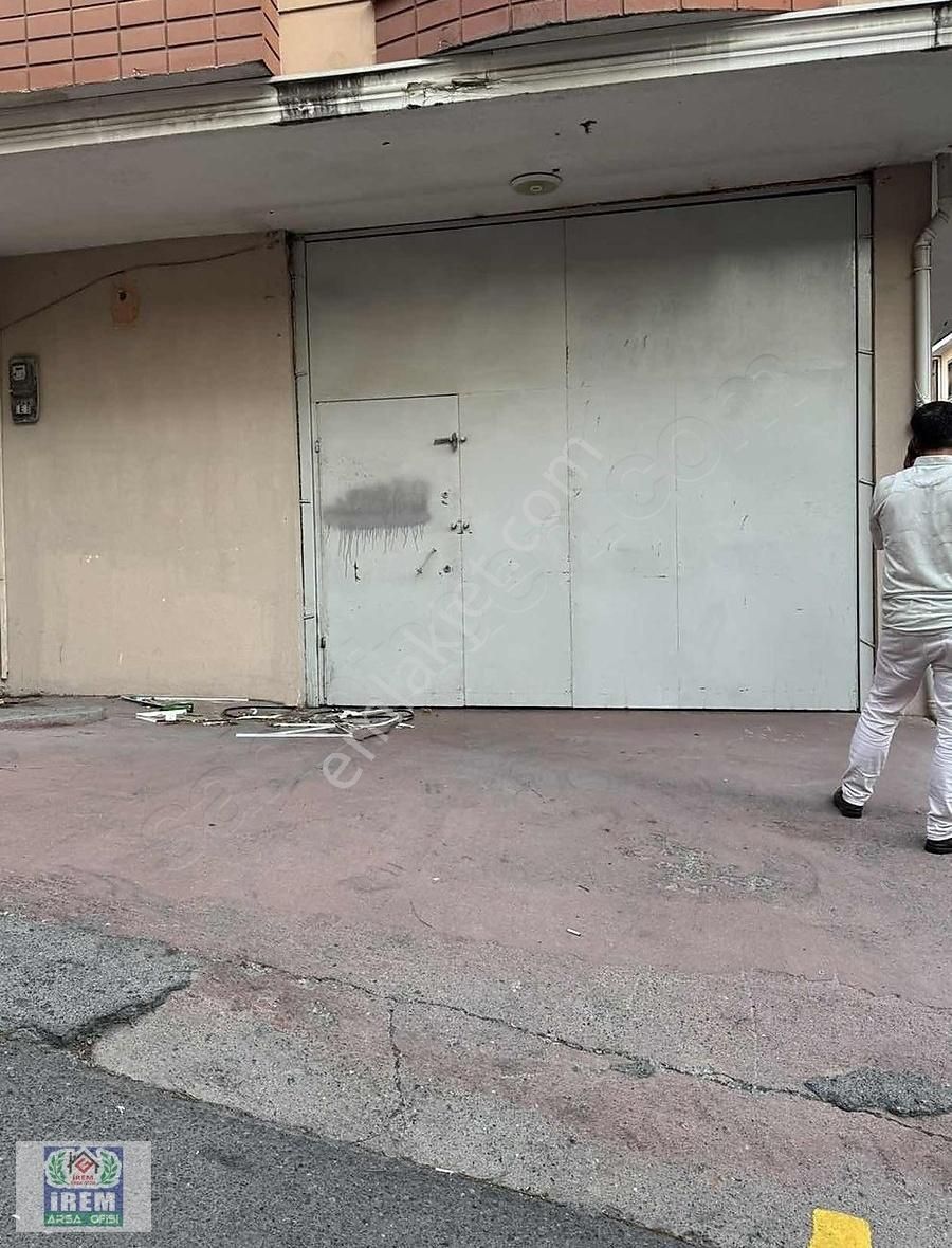 Arnavutköy Merkezde Kiralık 500m2 Düz Girişli Kullanışlı Dükkan