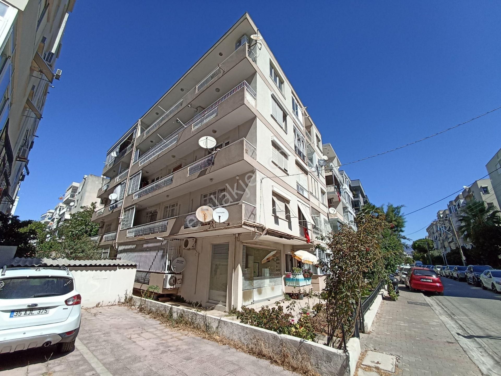 Karşıyaka Bostanlıda Sahile Çok Yakın 2+1 Kiralık Daire