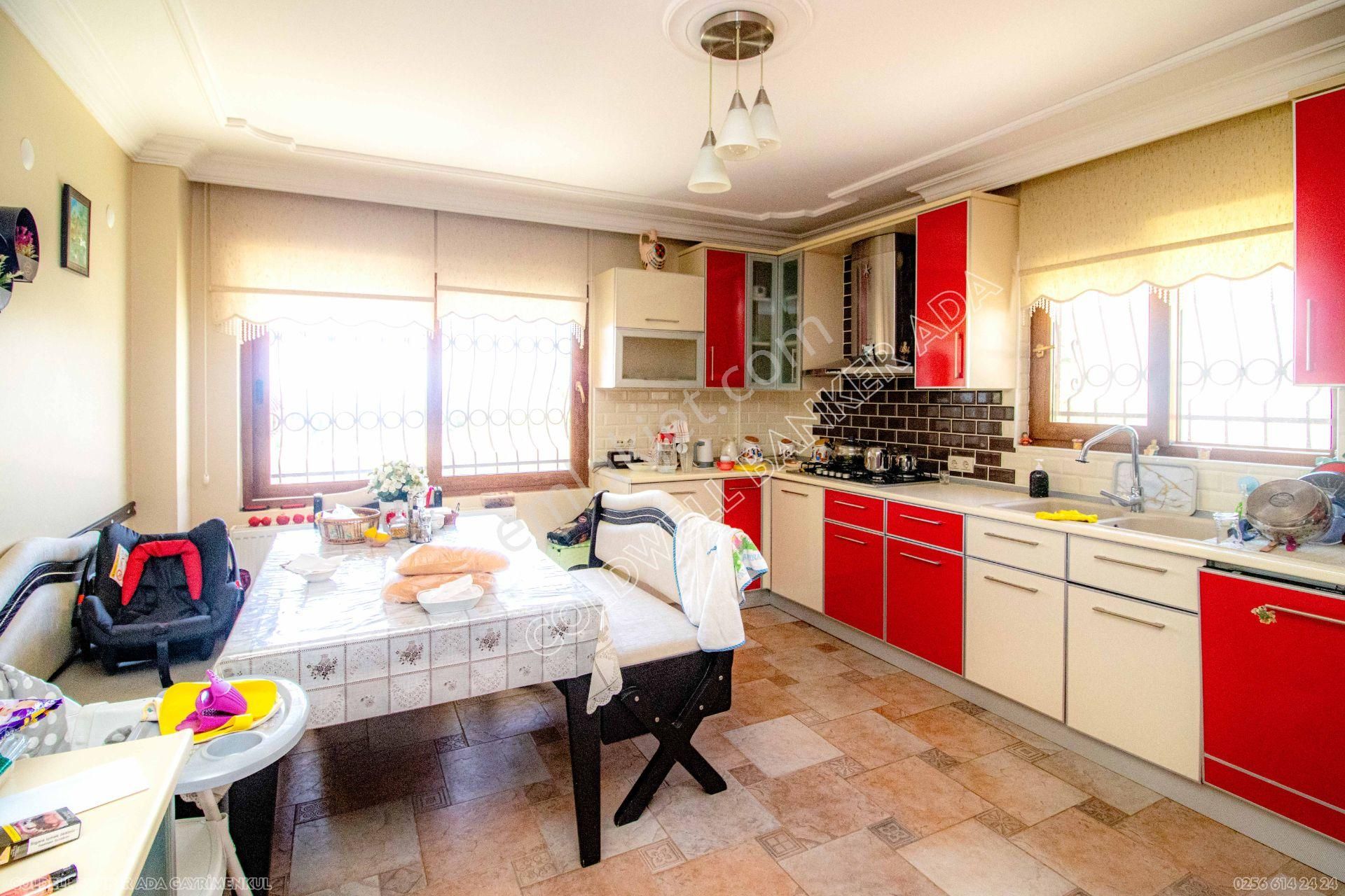 Kuşadası Kadınlar Denizi’nde Satılık Deniz Manzaralı 6+2 Tripleks Villa - Görsel 11