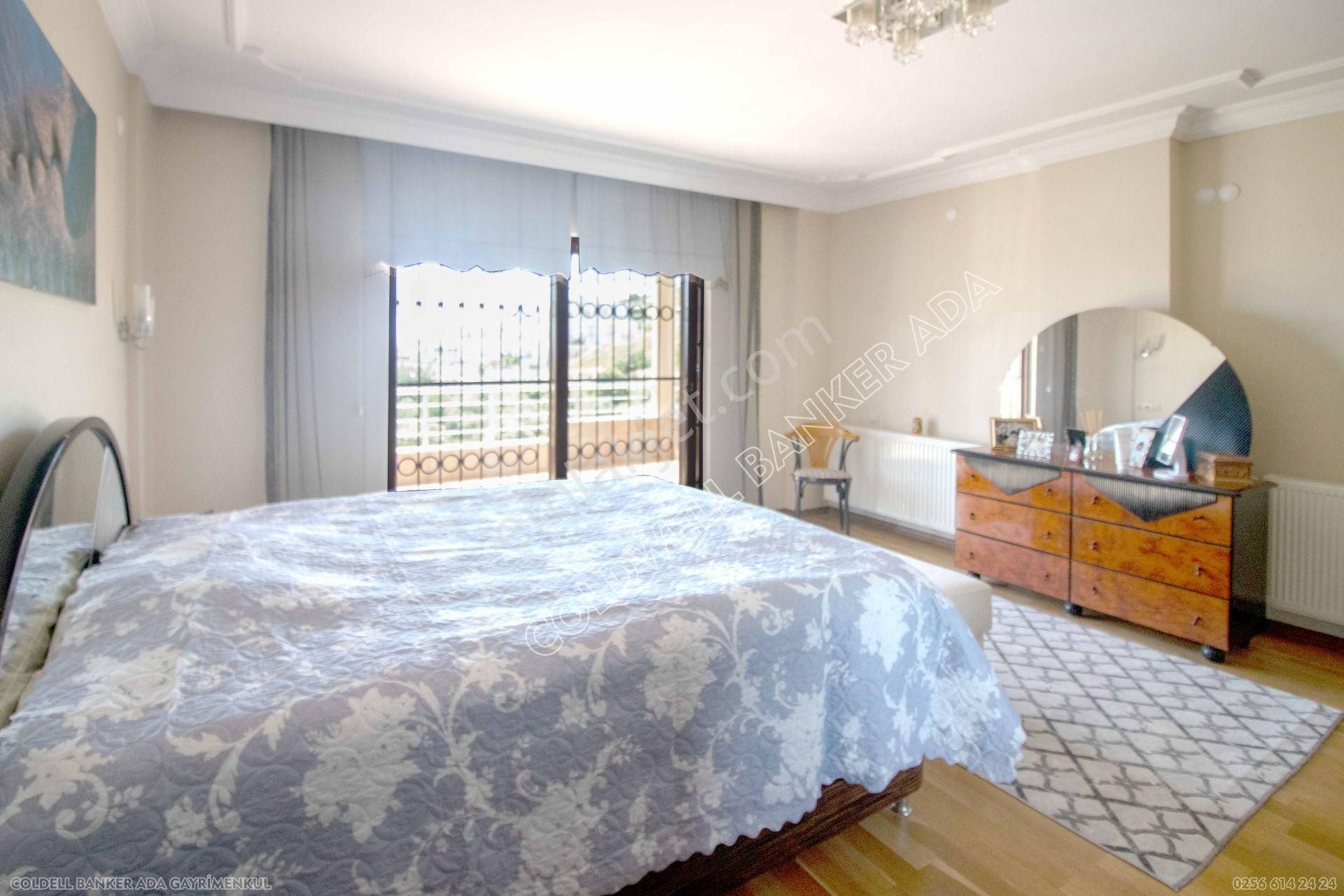 Kuşadası Kadınlar Denizi’nde Satılık Deniz Manzaralı 6+2 Tripleks Villa - Görsel 7