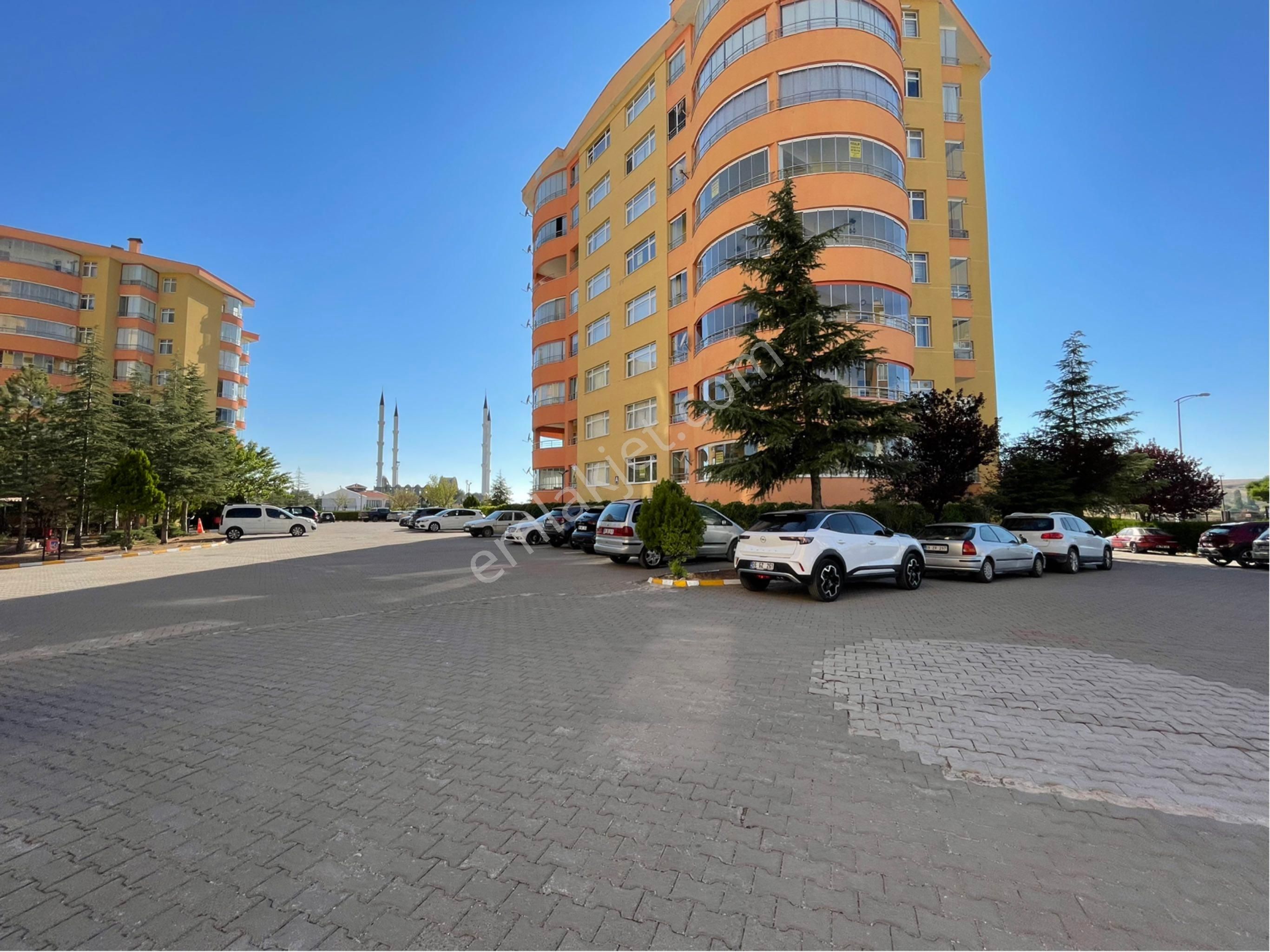 Şehitlikte Site İçi 4+1 Kiralık Daire