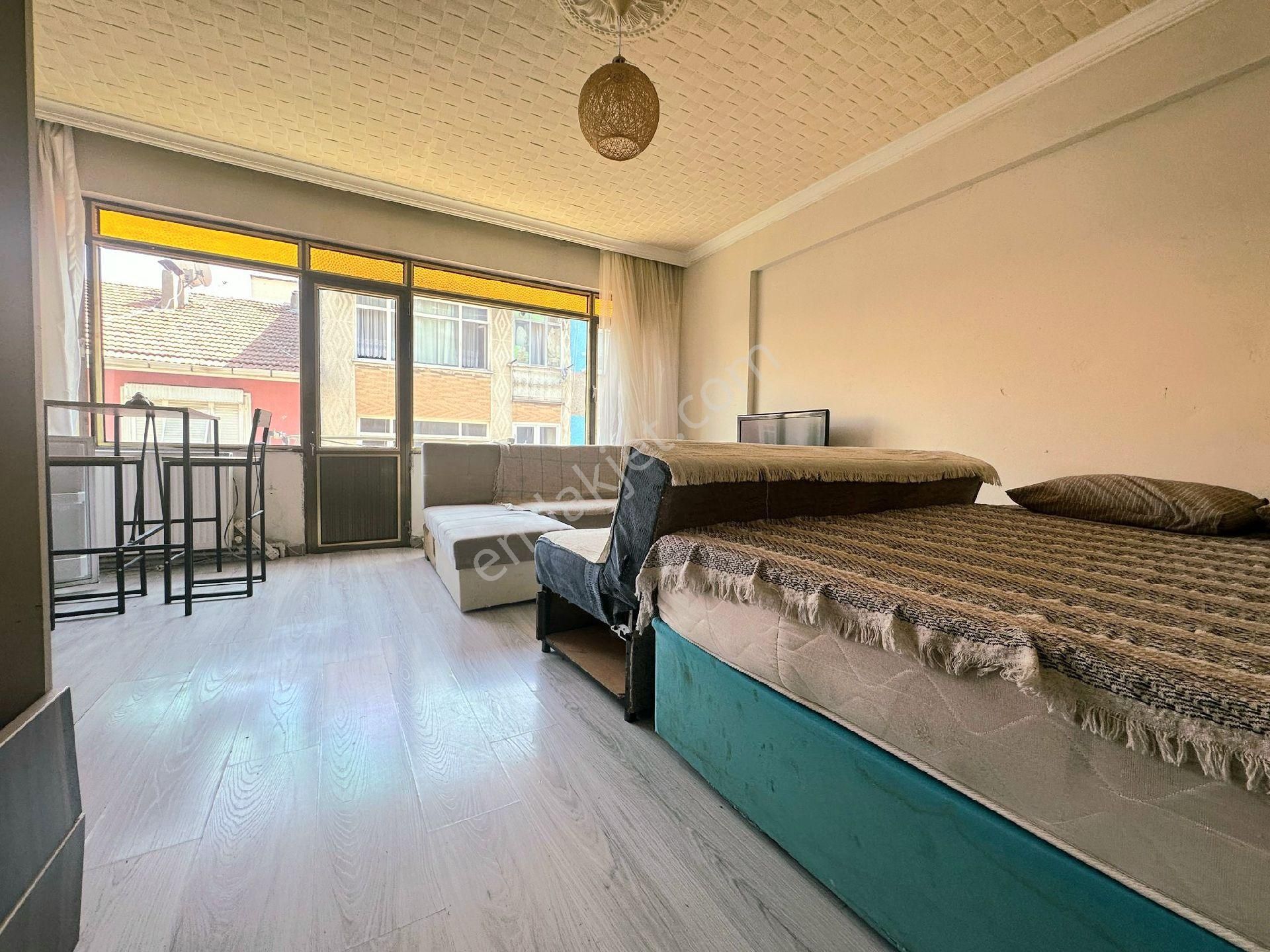 Kadıköy Rasimpaşa'da Boğa Heykeli Ve Metrobüs Arasında Kiralık Stüdyo Daire