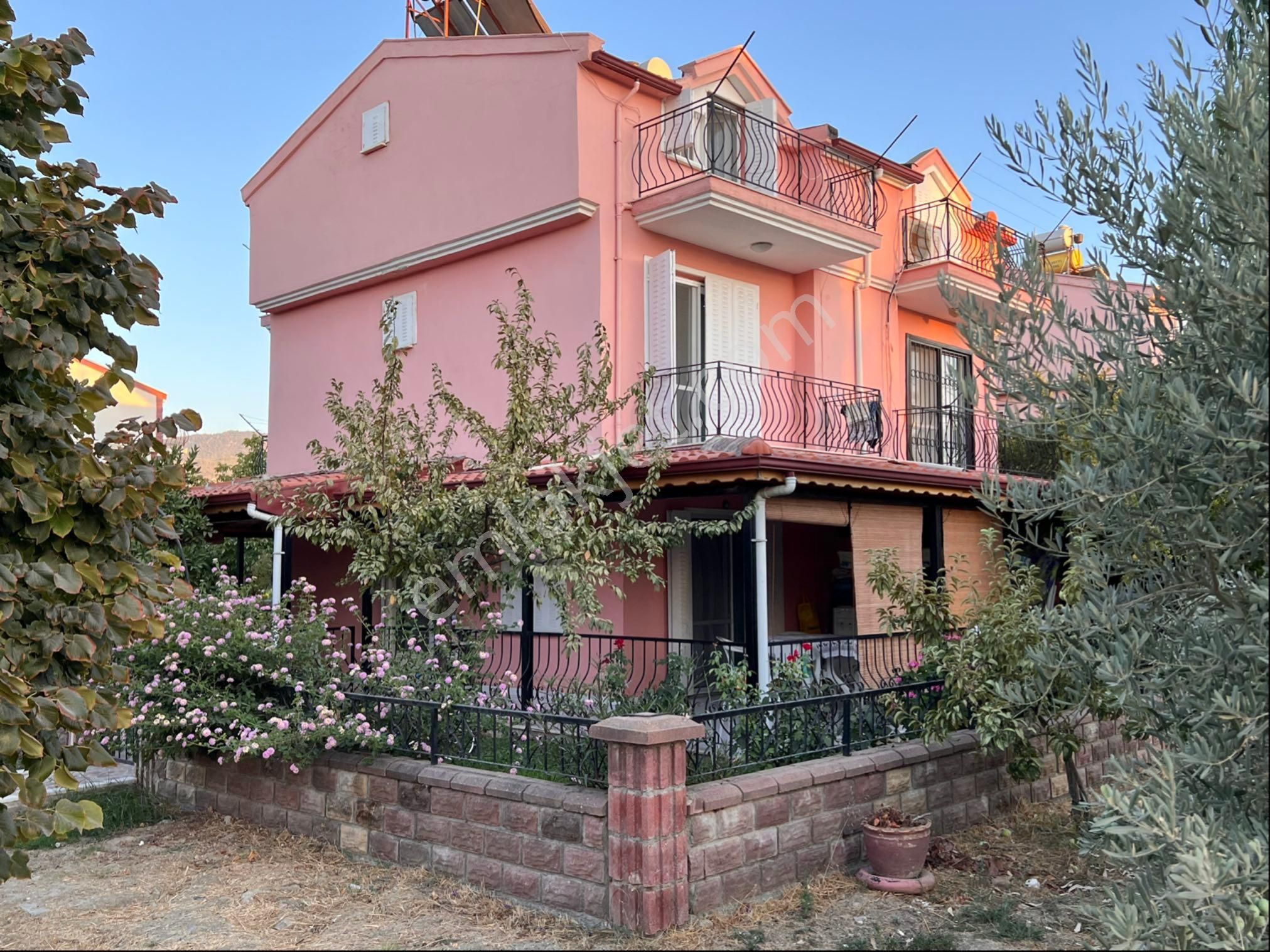 Kuşadası Davutlar'da Cihangül Sitesi'nde Satılık Tripleks Yazlık