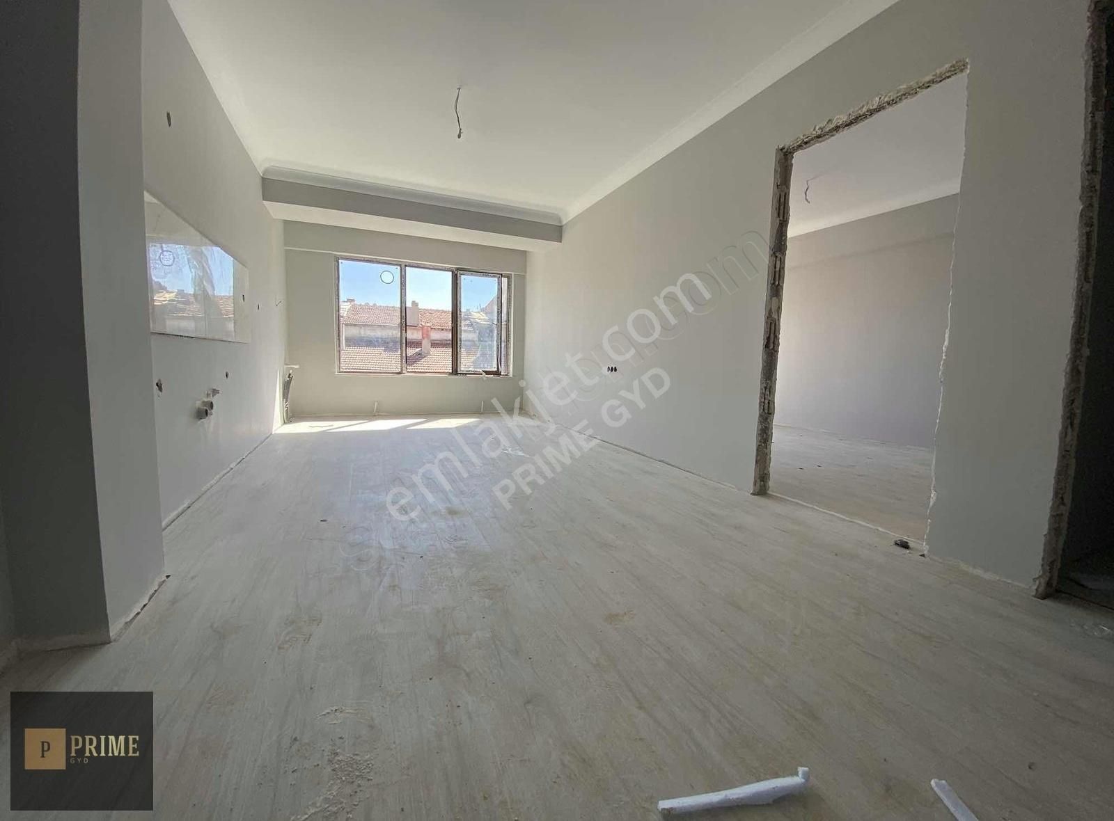 Cadde Üzeri Kapalı Otoparklı Sıfır 2+1