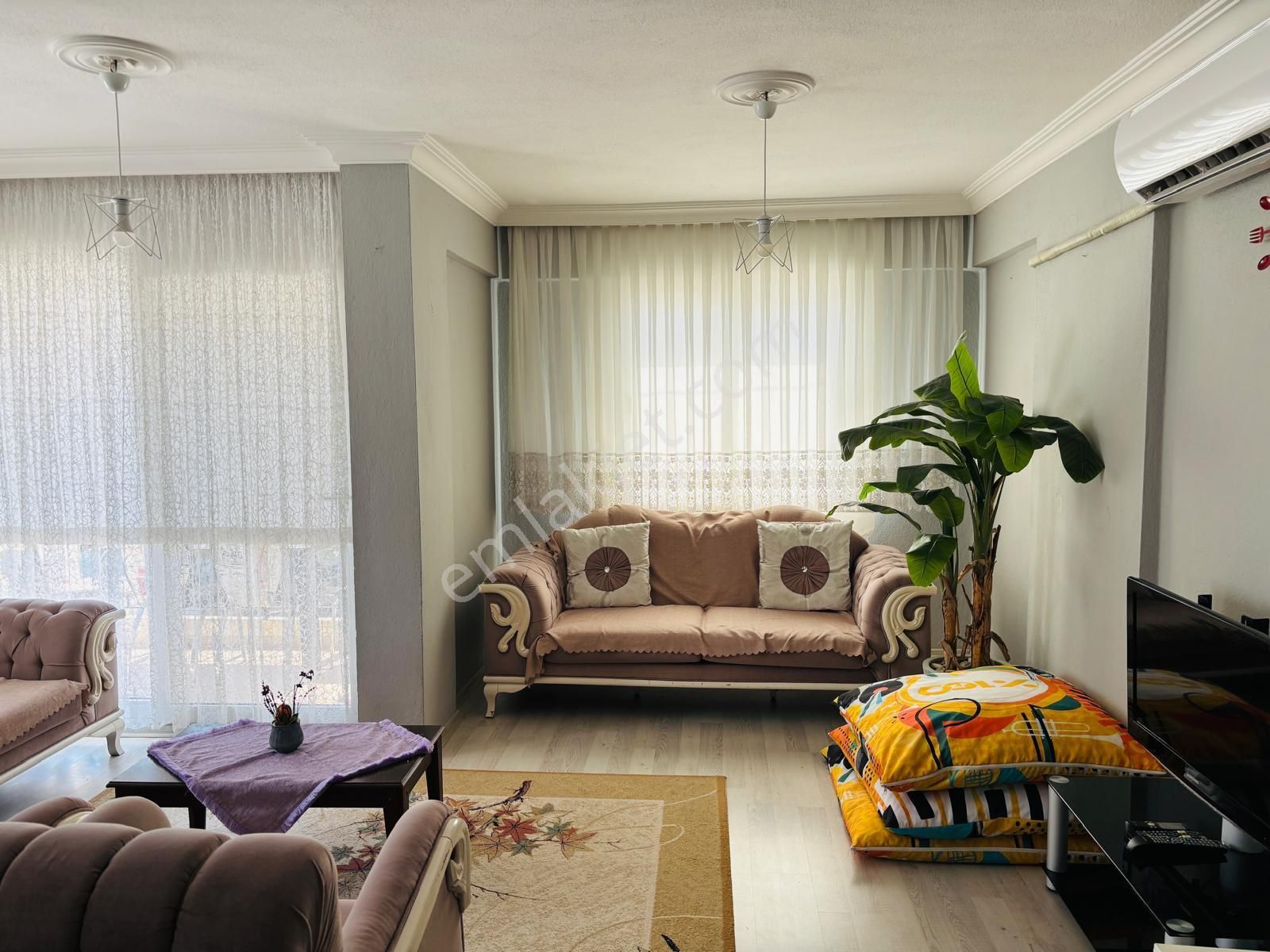 Çeşme Merkezde Yıllık Kiralık Eşyalı 2+1 Daire