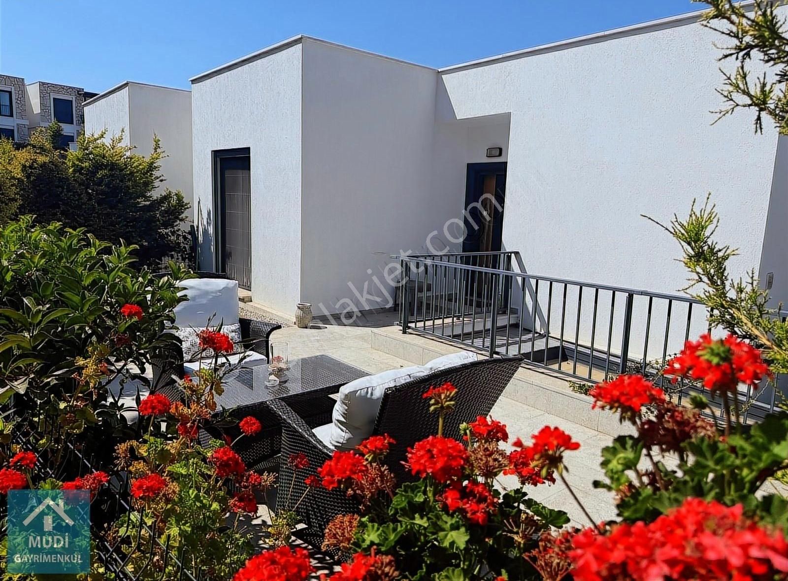 Bodrum Bağla Havuzlu Site Bahçeli Yeni Satılık Üst Kat Daire