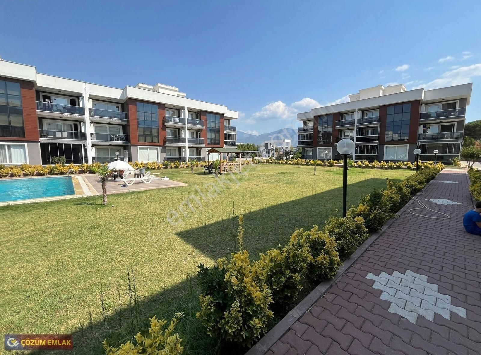 Çözüm Emlak'tan Havuzlu Site İçerisinde 1+1 Eşyalı Kiralık Daire