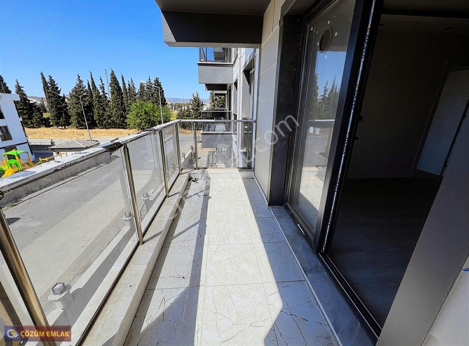 Çözüm Emlak'tan Muradiye'de Otoparklı Site İçerisinde Daireler - Görsel 4