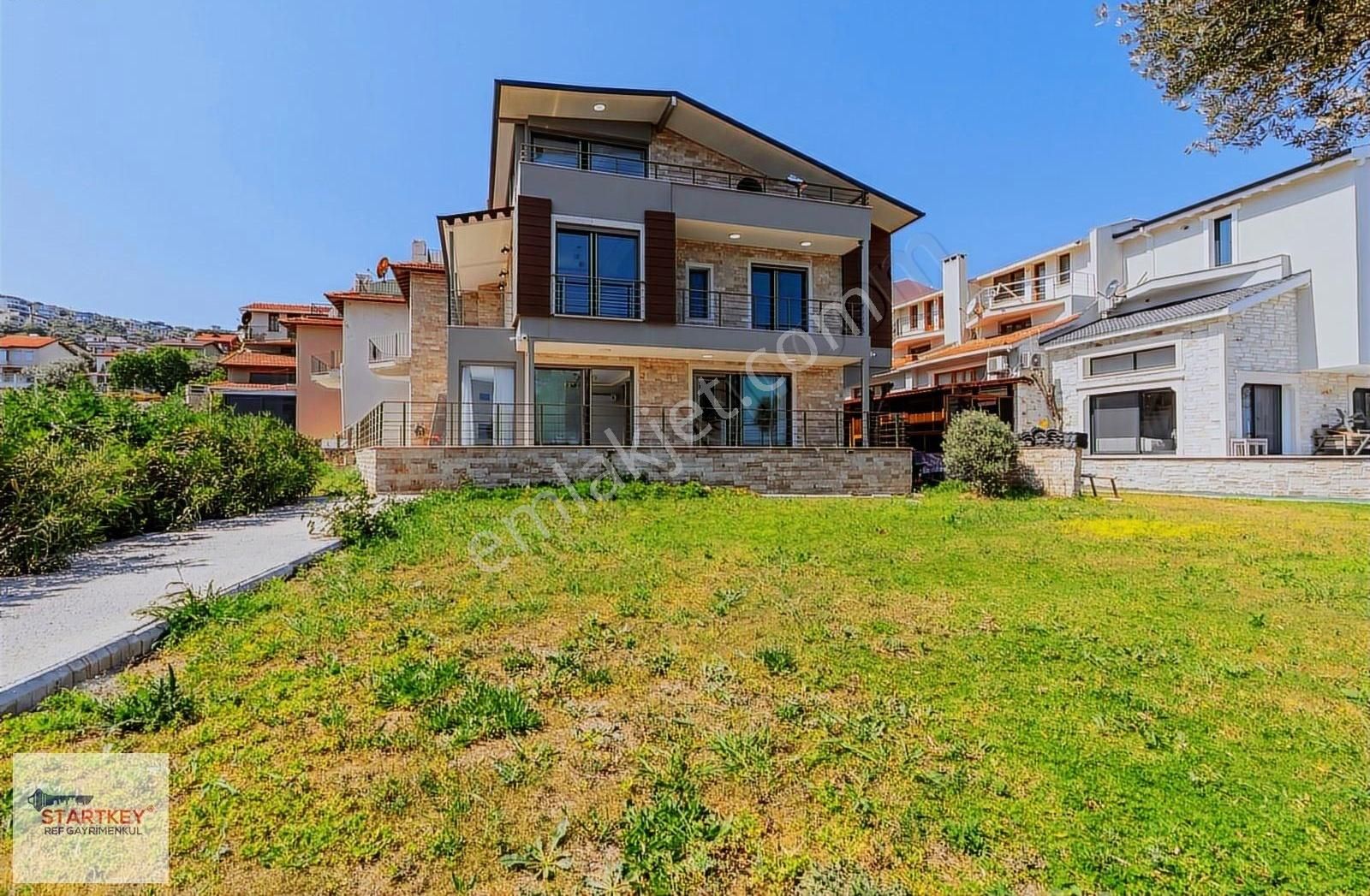 Yeni Foça'da Denize Sıfır Benzersiz Bir Yaşam