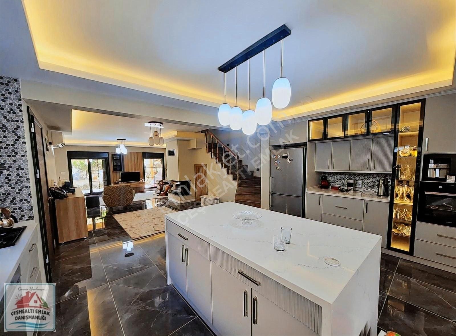 Urla Guvendik'te 200 M2 3+1, Denize 250 M, Özel Tasarim Villa