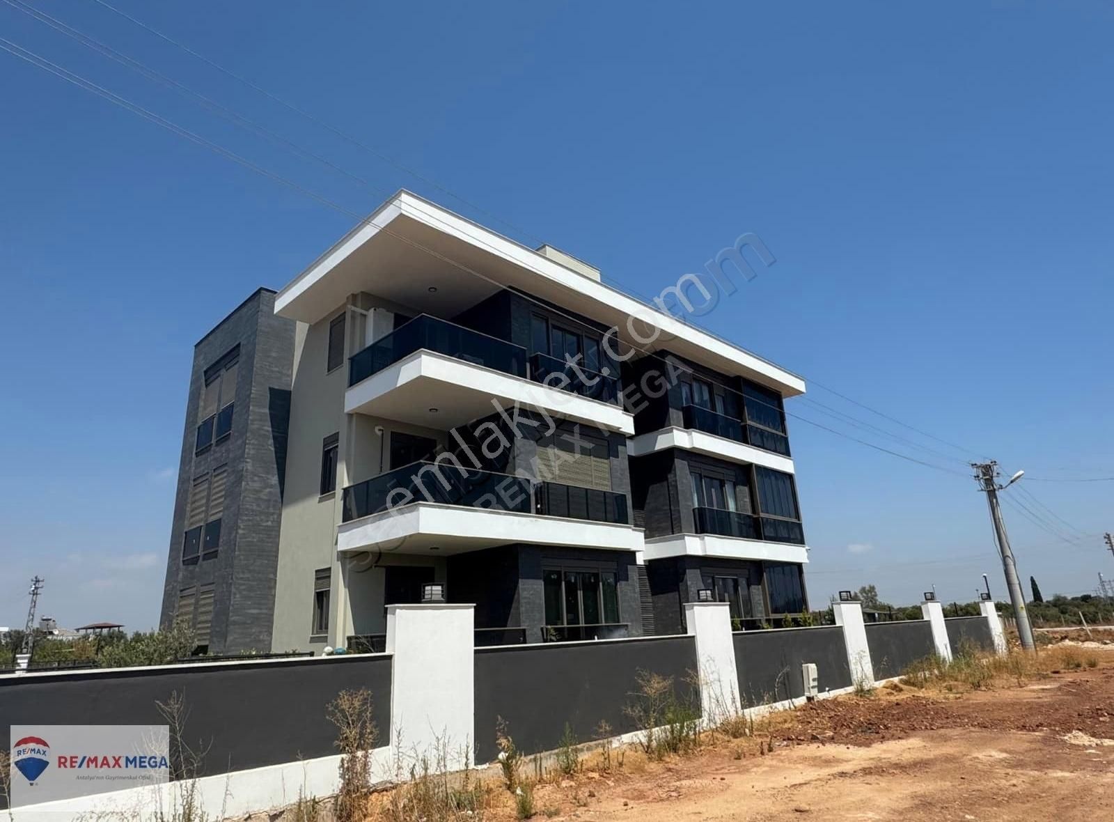 Altınkale'de Havuzlu Site İçinde Satılık 3+1 Daire