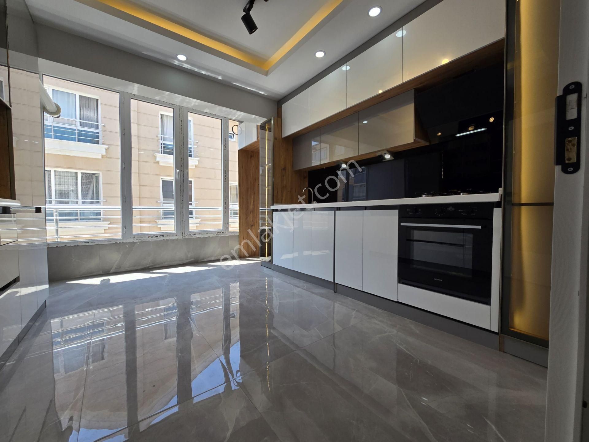 İstasyon Mah Satılık 3+1 Full Yapılı Çift Banyolu Arakat Daire
