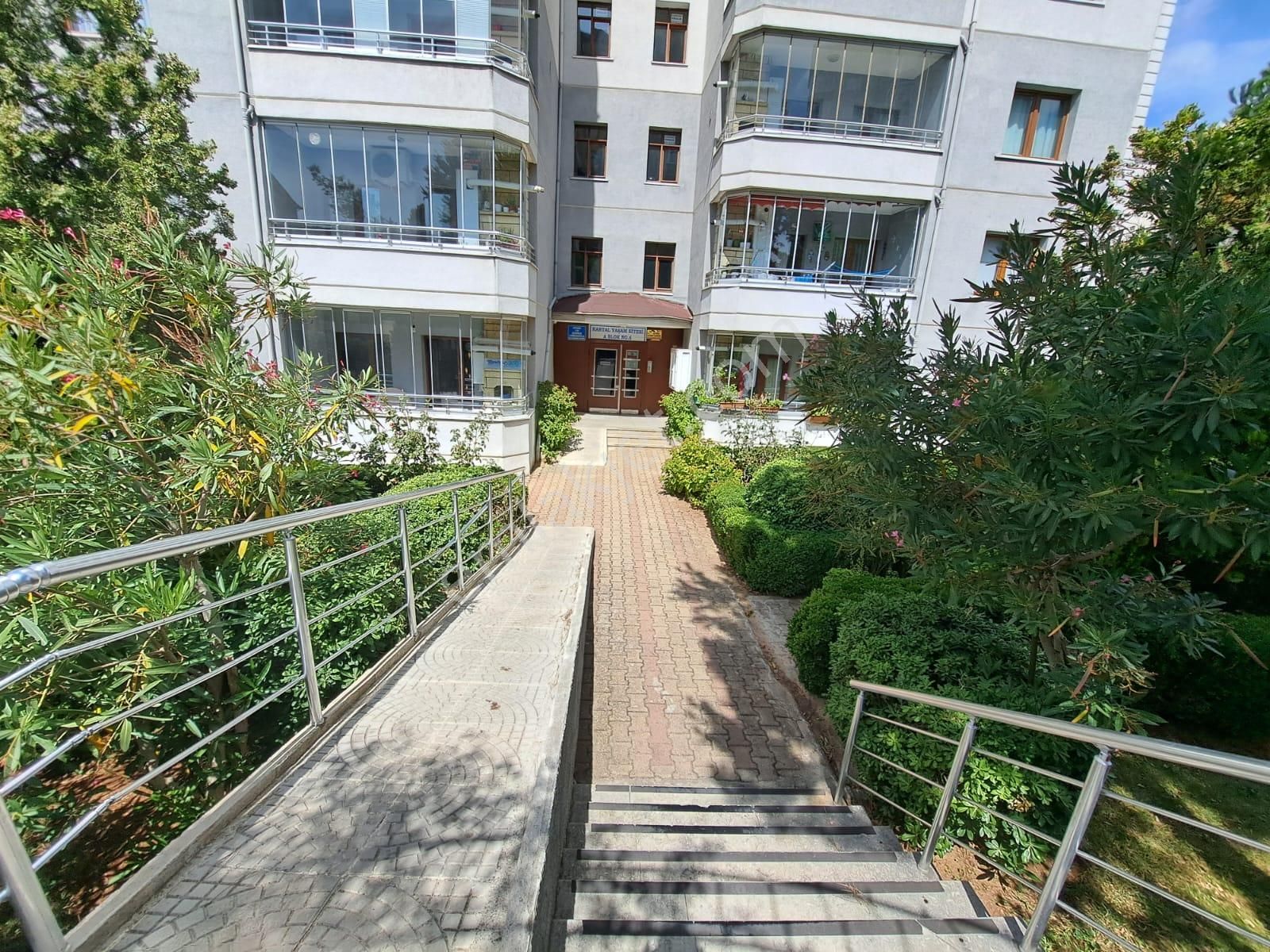 Nesrin Emlak Tan Prestijli Sitede Caddeye Okula Yakın 3+1