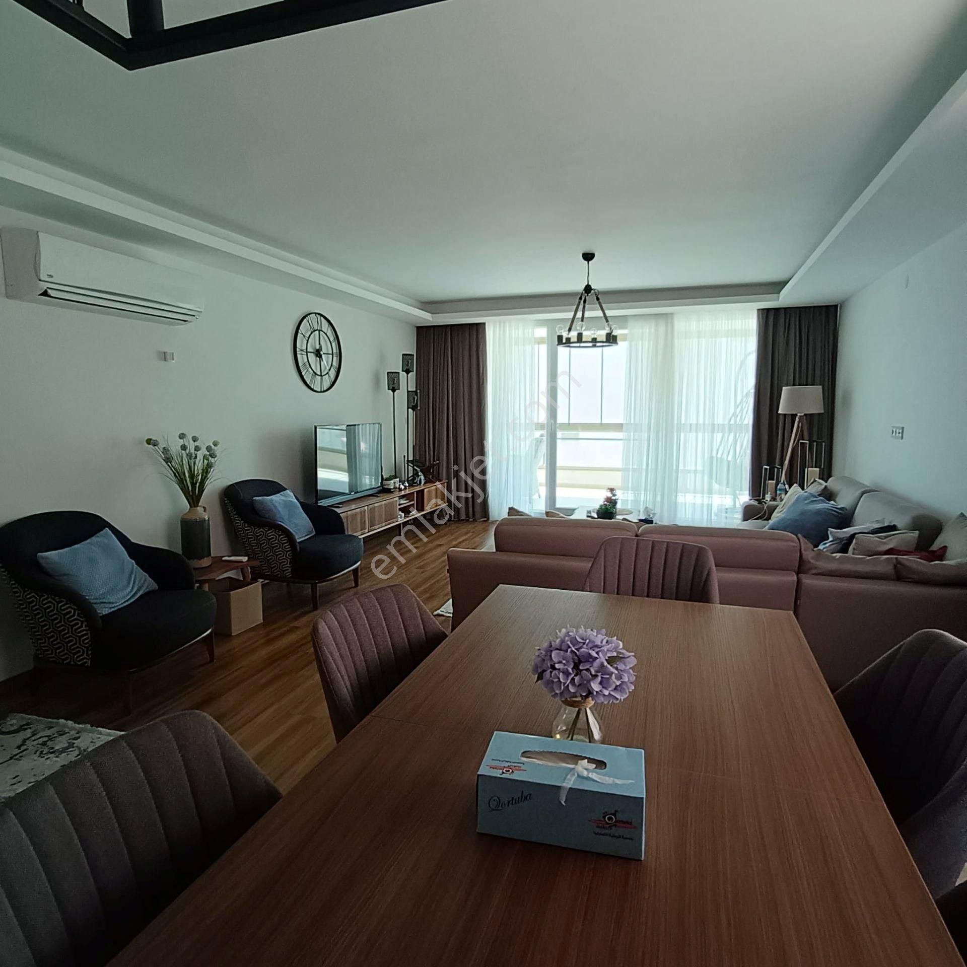 Kuşadası'nda Havuzlu Manzaralı Sitede Full Eşyalı 3+1 Satılık Daire