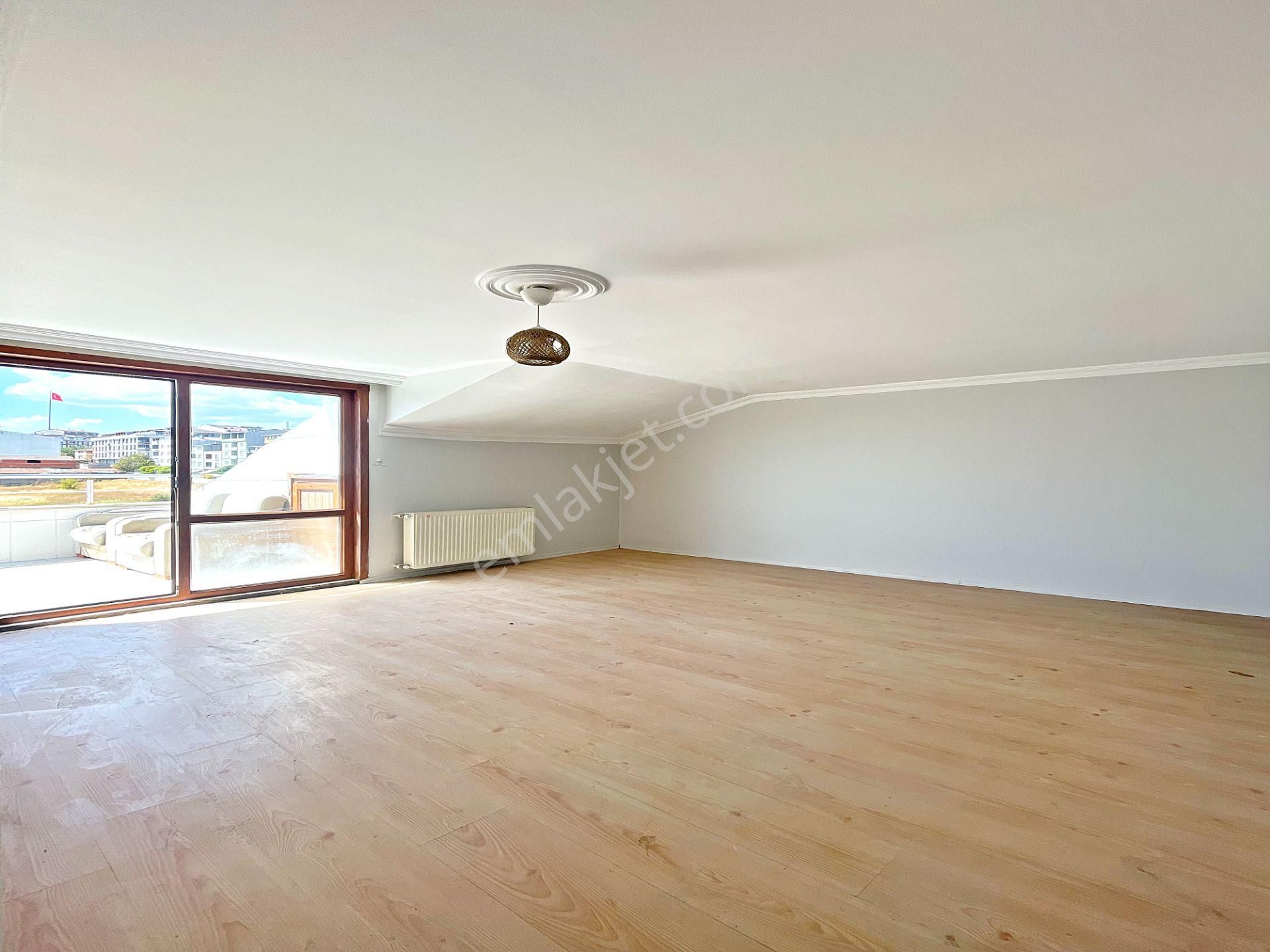 Cadde Üzeri Önü Açık Teraslı Kapalı Mutfak Kiralık 1+1 Teras Kat