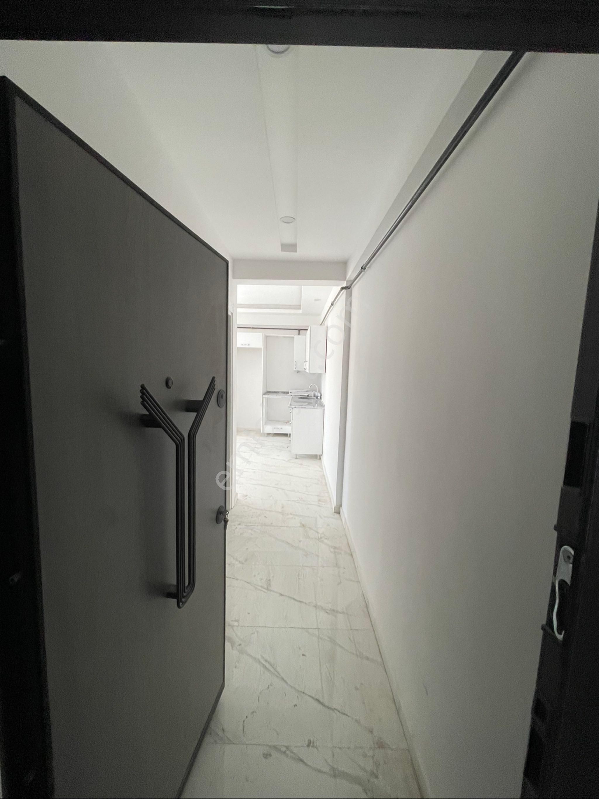 Barış Emlaktan Karşıyakada Satılık 1+1 Daire