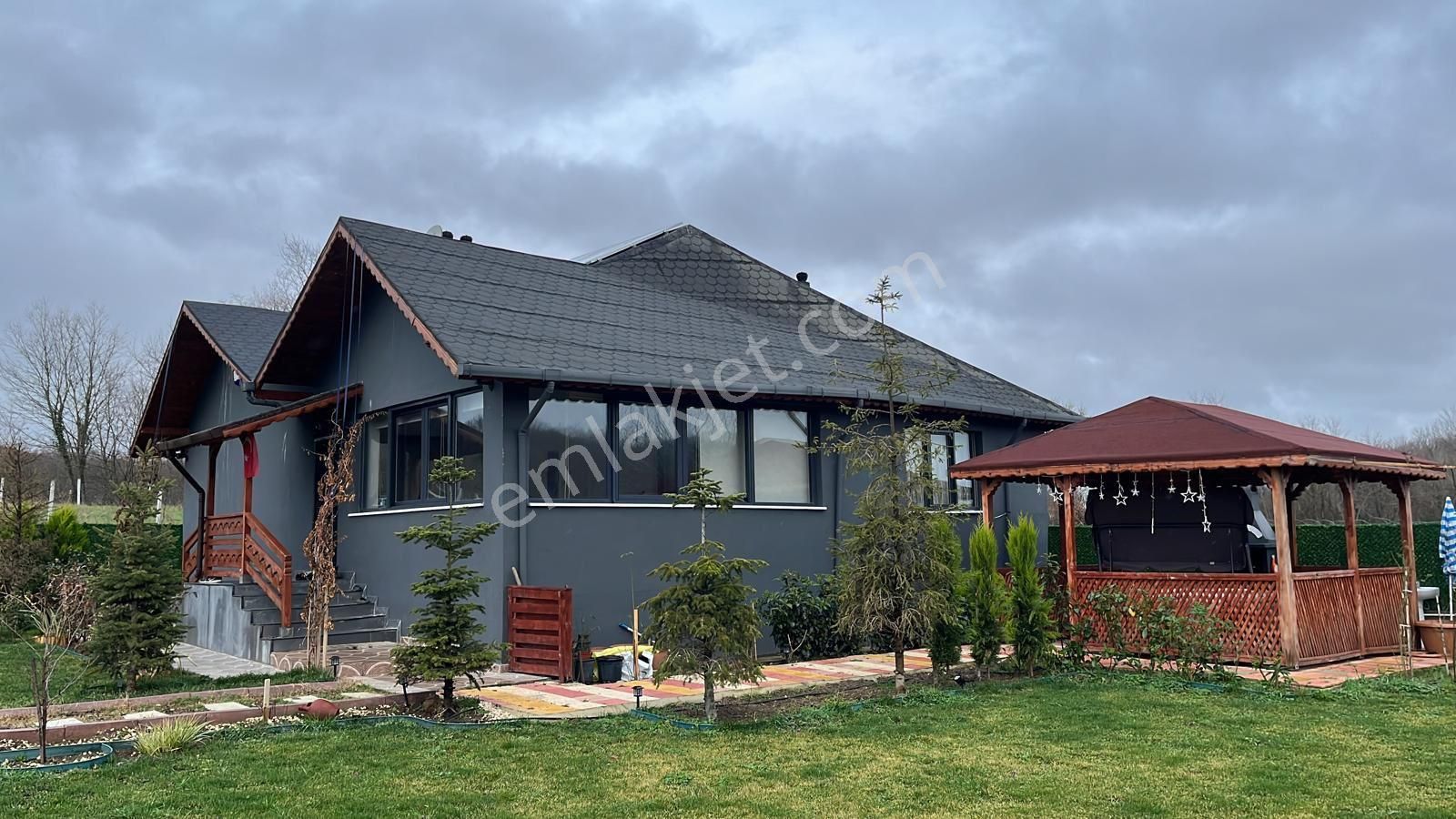 Çatalca Çiftlikköyde 1 Dönüm İçerisinde 150 M2 Ev 3+1