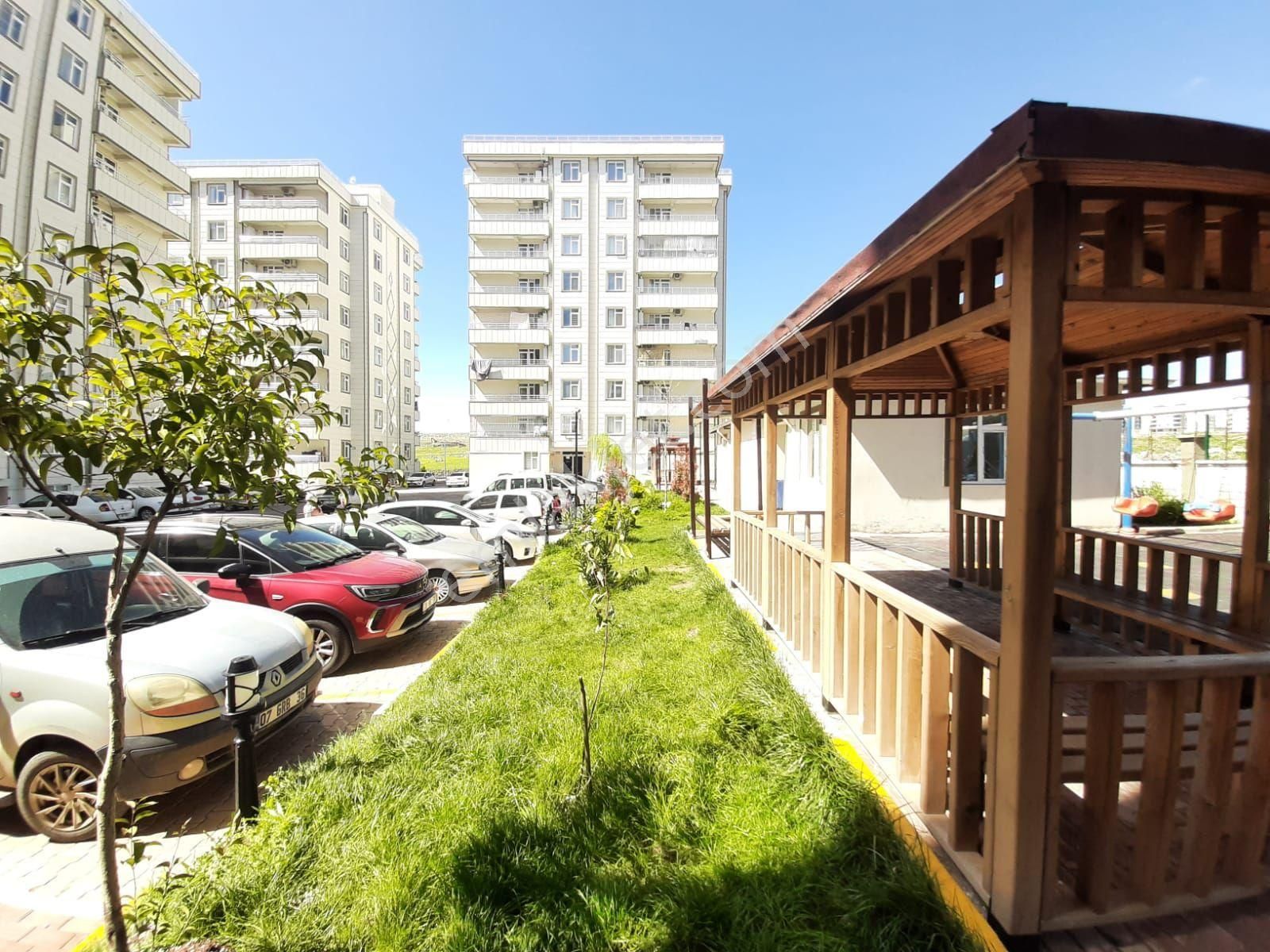 Cadde Seyran'dan Kiralık 2+1 Kat1 120m2 7/24 Güvenlikli (memura)