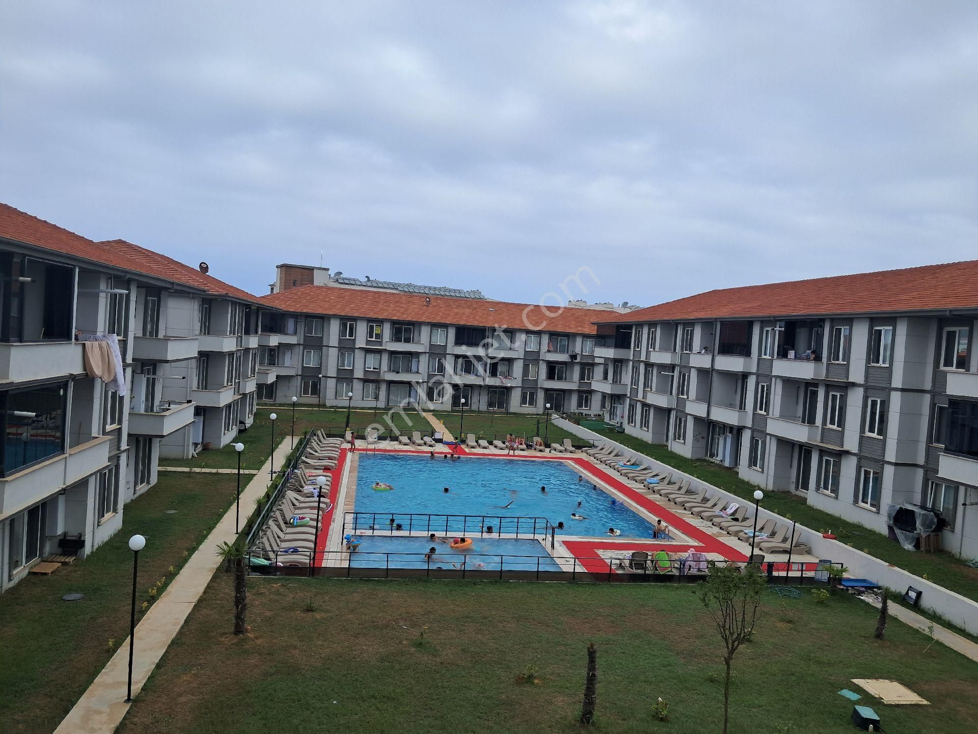 Satılık 2+1 Daire – Büyük Balkonlu Ve Havuz Manzaralı