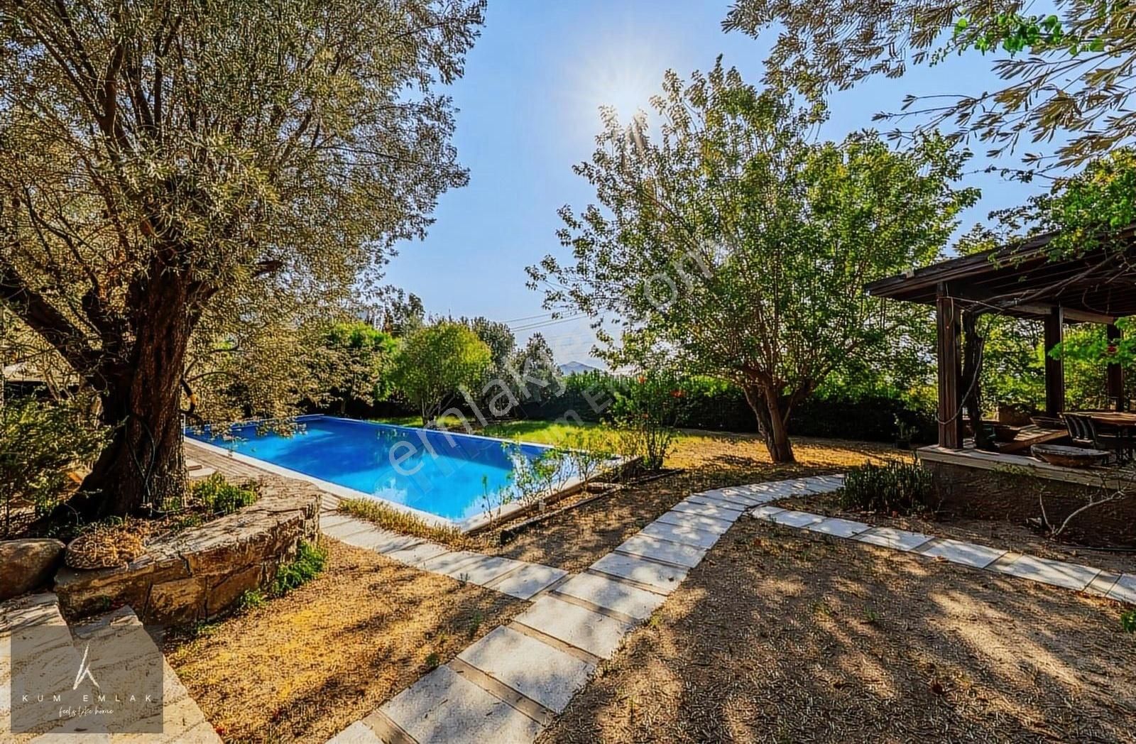Gürecede 1.500m2 İzole Özel Bahçe İçinde Villa Ve Taş Evler