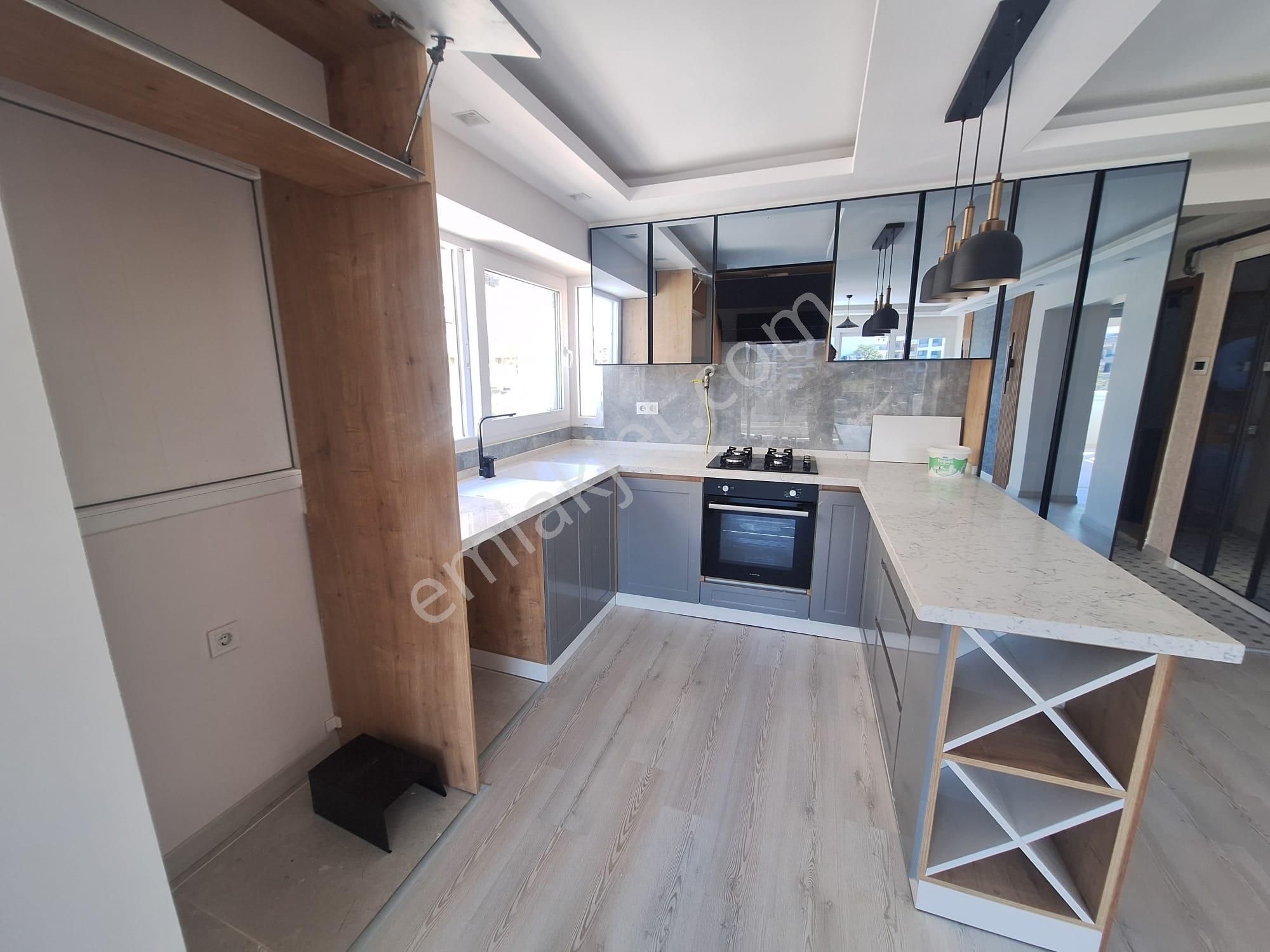 Üçyolda Cadde Üstü 3+1 Komple Tadilatlı Bakımlı