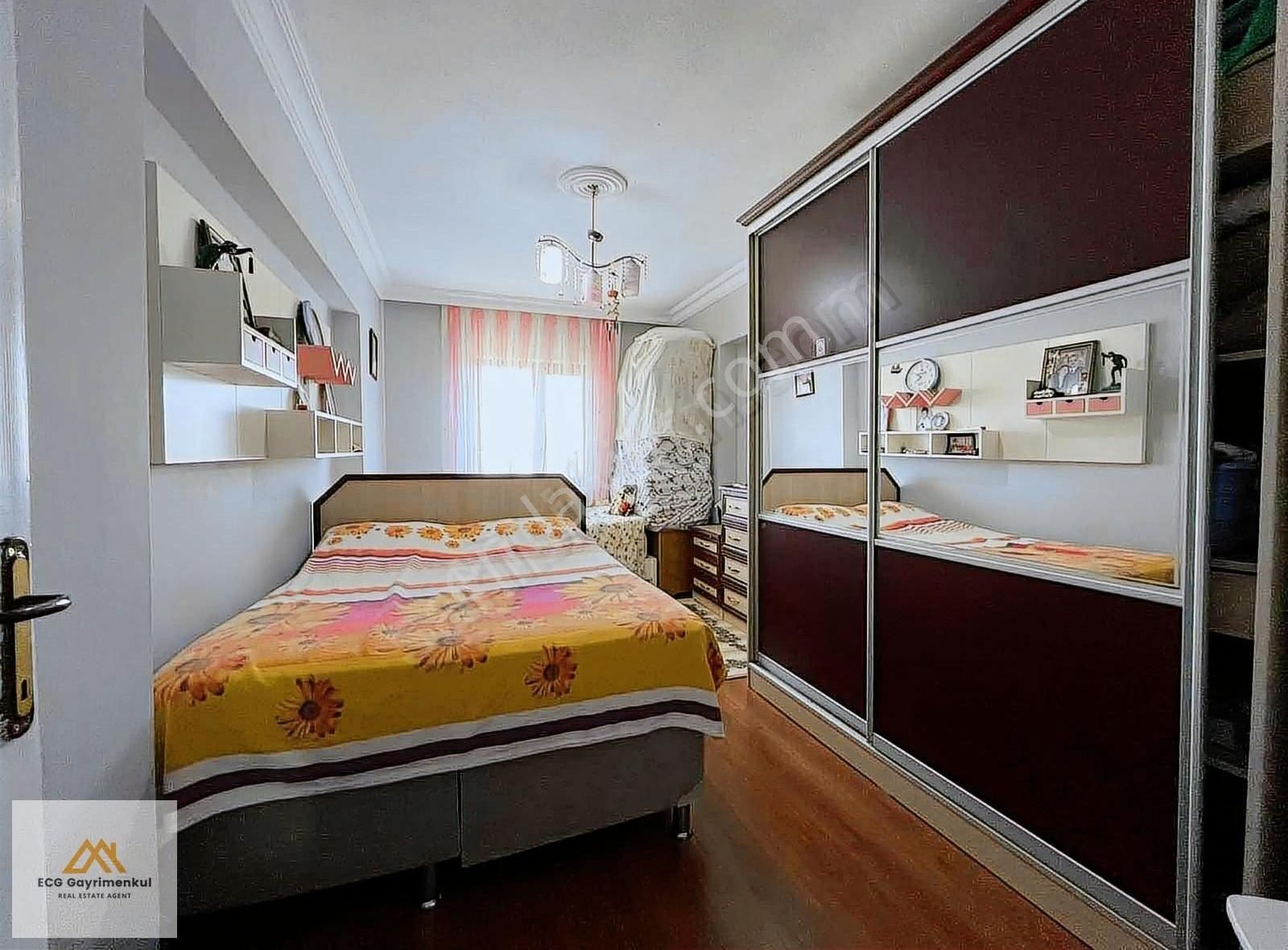 Ecg Gayrimenkul'den; Sitede Asansrölü 6. Katta 4+1 Uygun Daire ! - Görsel 2