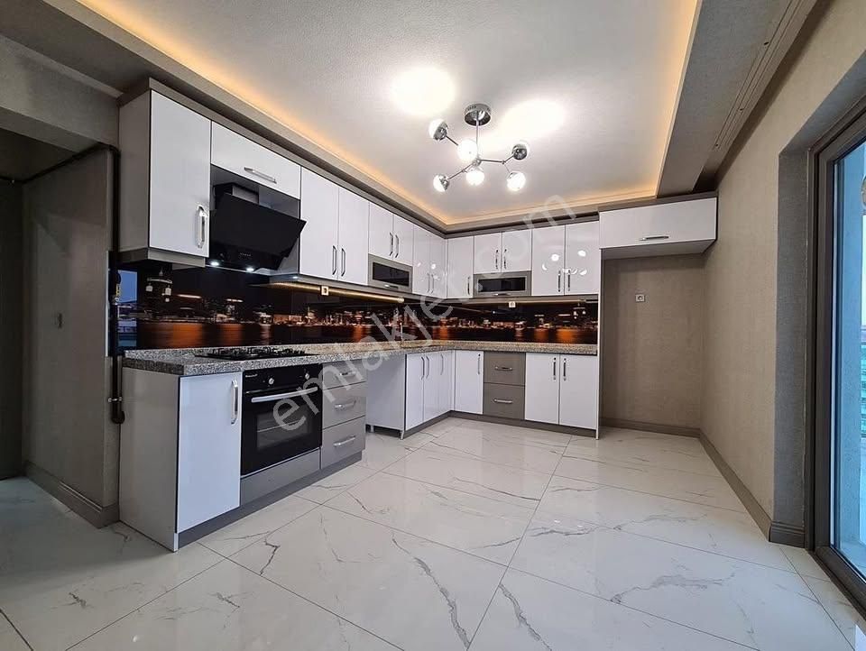 Esenyurt Güzelyurt Mah'de 2+1 Sıfır Metrobüse 2 Dk Yürüme Komisyonsuz %50 Krediye Uygun Satılık!!!!
