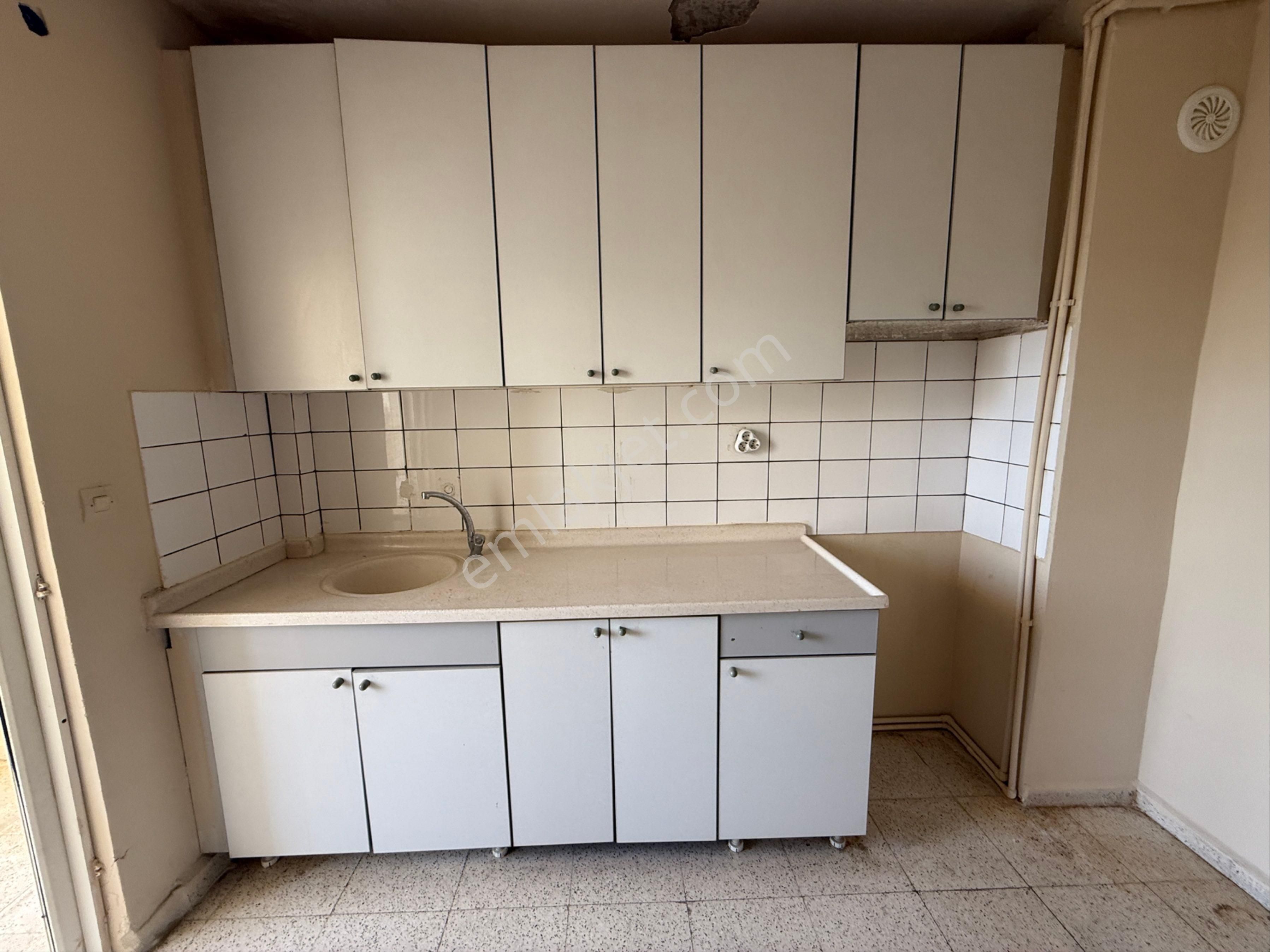 Atakent Konutlarında Tadilatı Yeni Yapılmış Kapalı Mutfak 2+1