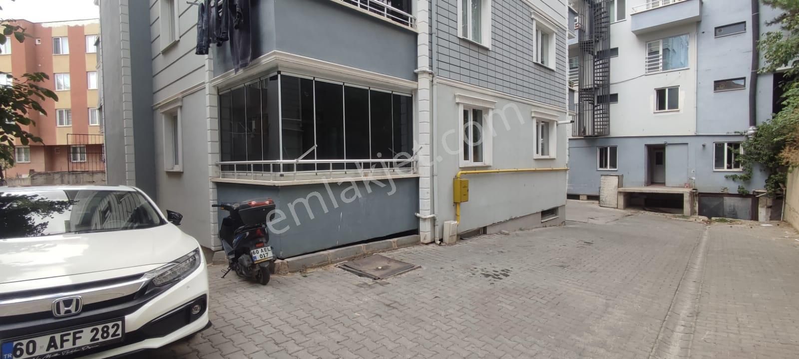 Maliye Yanında Giriş Kat Cam Balkonlu 2+1 Kiralık Yeni Daire