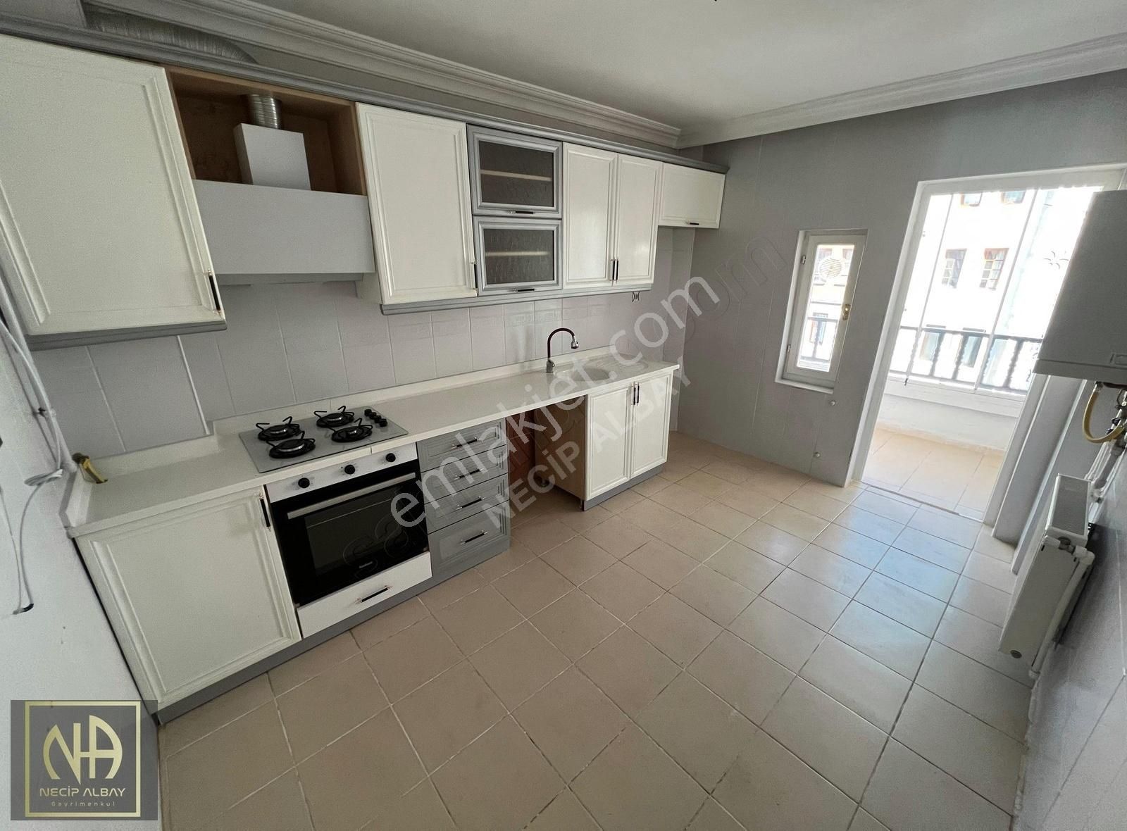 Necip Albay'dan Sancaktepe'de Ara Kat Bağımsız 3+1 Satılık Daire
