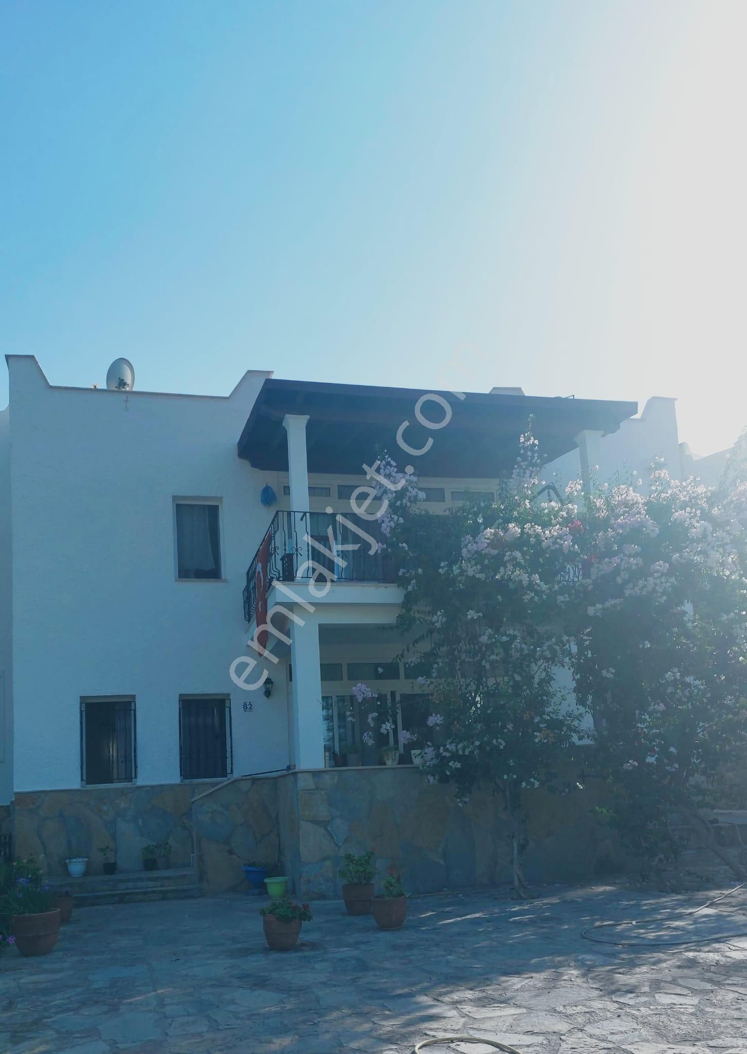 Yalıkavak Gümüşlük Arasında Deniz Manzaralı,plajlı Site İçinde Satılık Müstakil Dubleks Ev