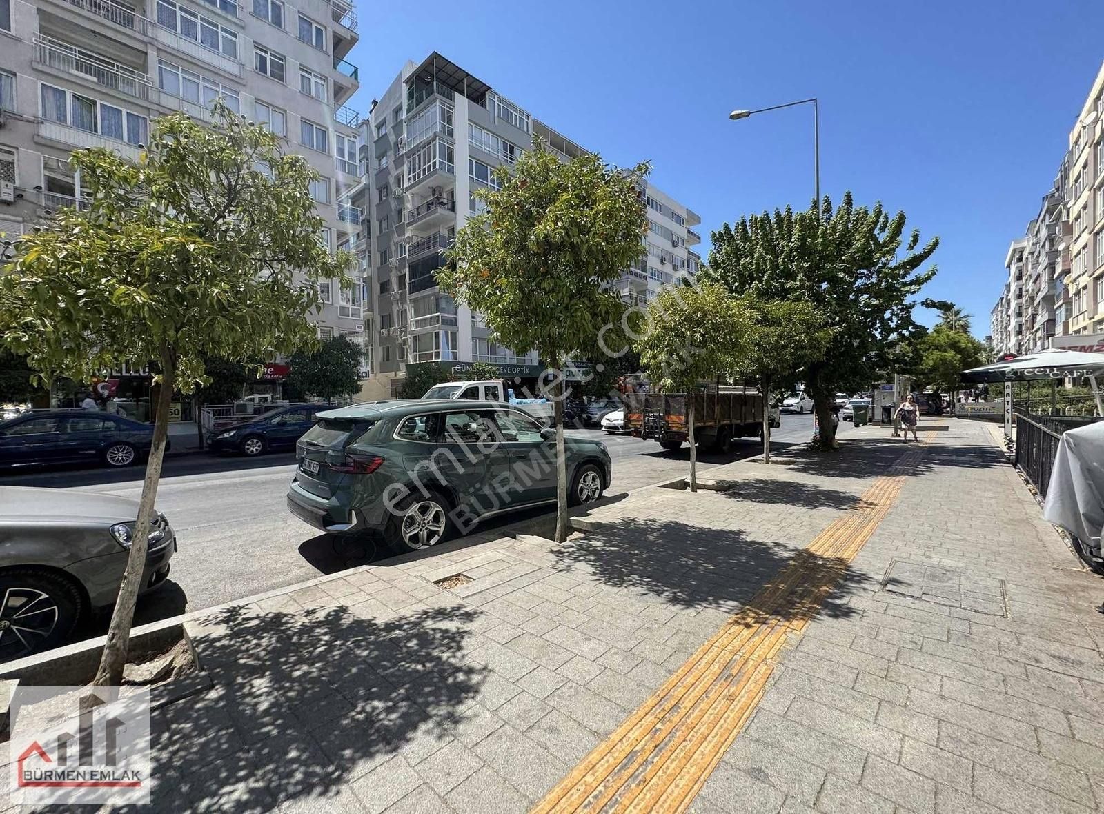 Bürmen'den Hatay Caddesi Üzerinde Metro Yakını Köşe Konumlu 2+1