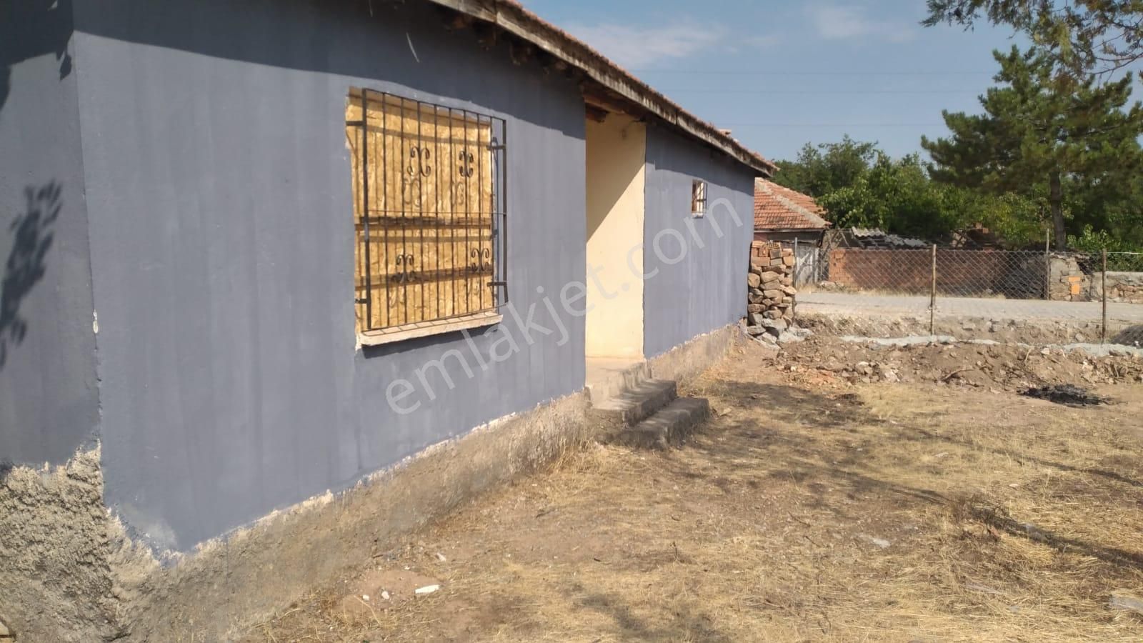 Müstakil 3+1 Ve Müstemilatı (tandırlık.samanlık. Ahır) 550 M2 Arsası İle Satılıktır