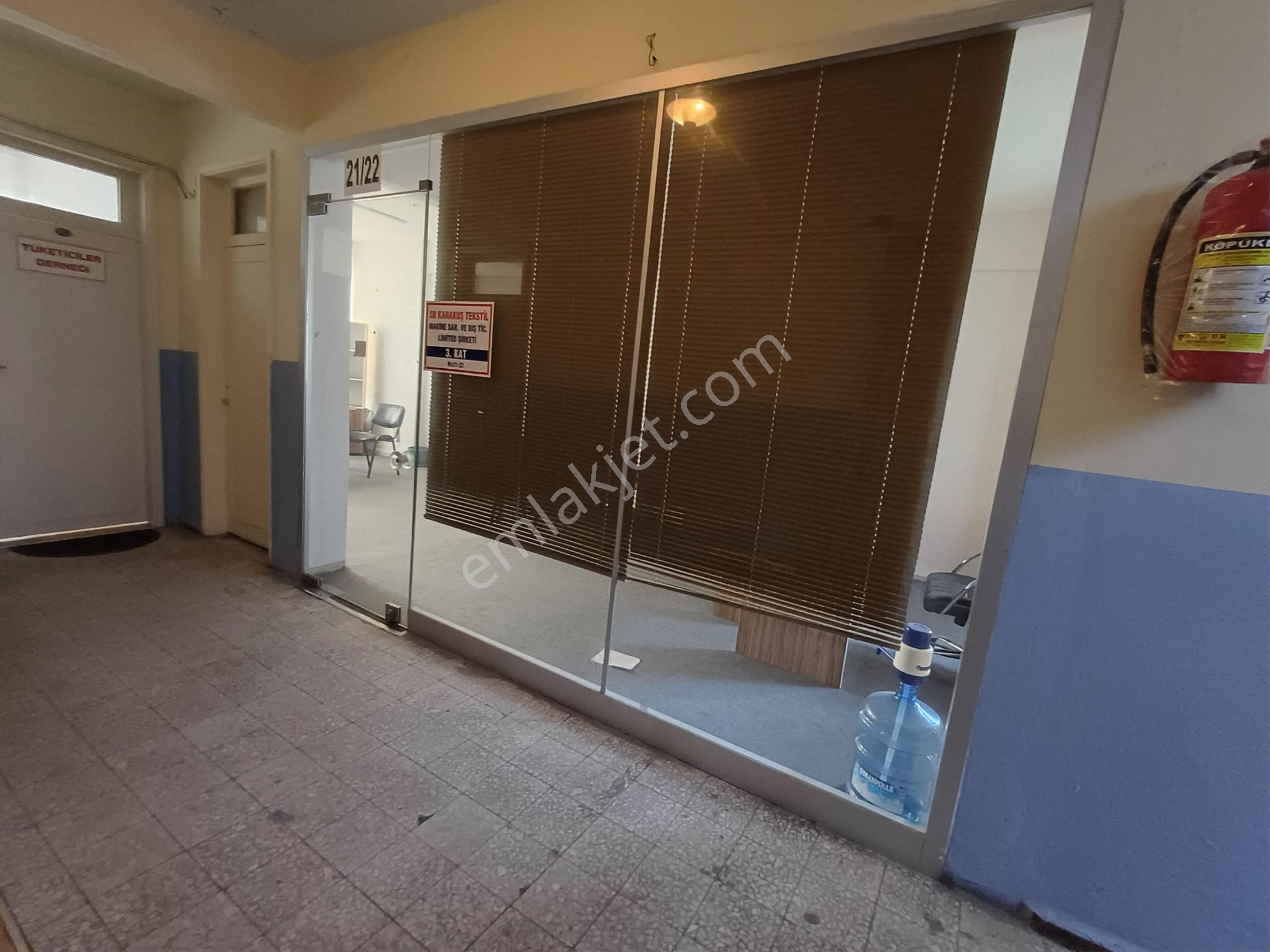 Bakırköy Merkezde Çarşının İçinde Fıratlı Pasajında 25 M2