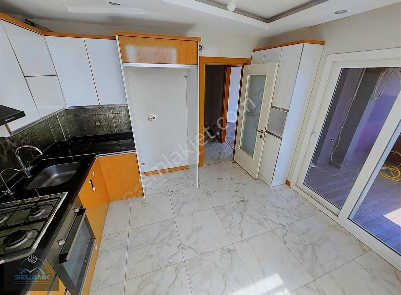 Selanik'ten Begoviç Bulvar Üzerinde 2+1 Kapalı Mutfak D.gazlı