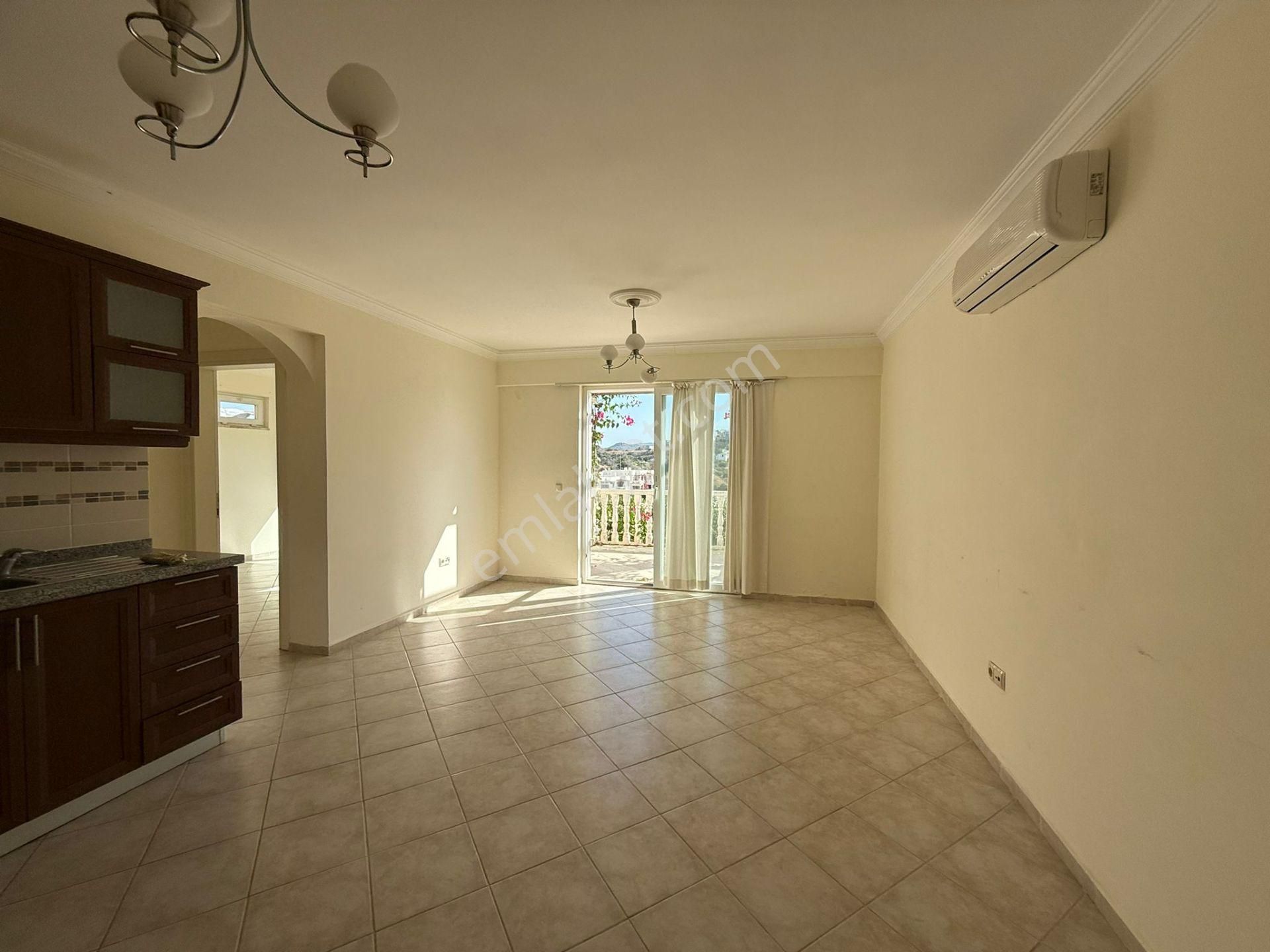 Denize Yakın Butik Sitede Satılık Manzaralı Üstkat Ev İngilizden Uygun Fiyata Ev Güvenlikli Havuzlu - Görsel 2