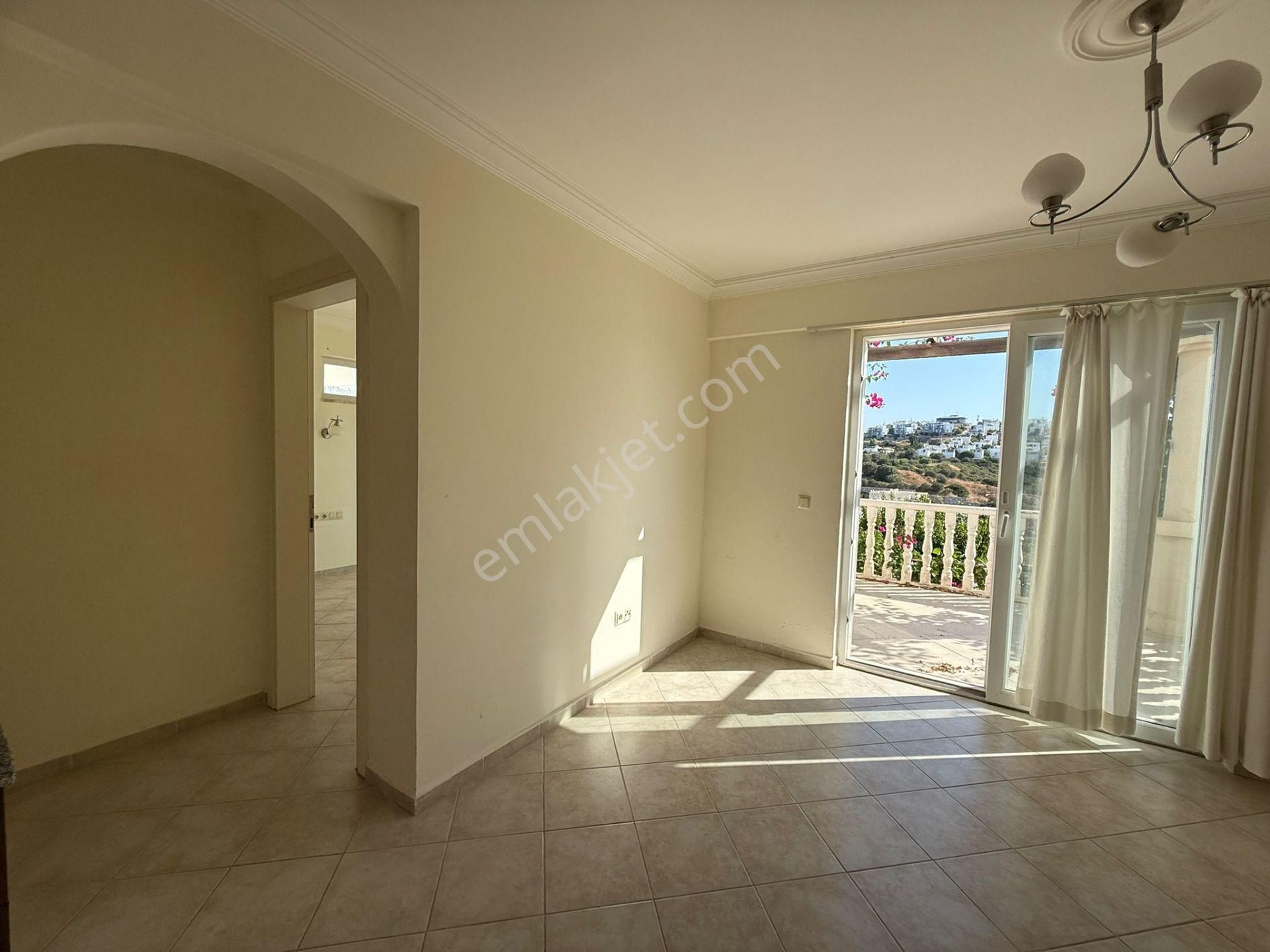 Denize Yakın Butik Sitede Satılık Manzaralı Üstkat Ev İngilizden Uygun Fiyata Ev Güvenlikli Havuzlu - Görsel 16