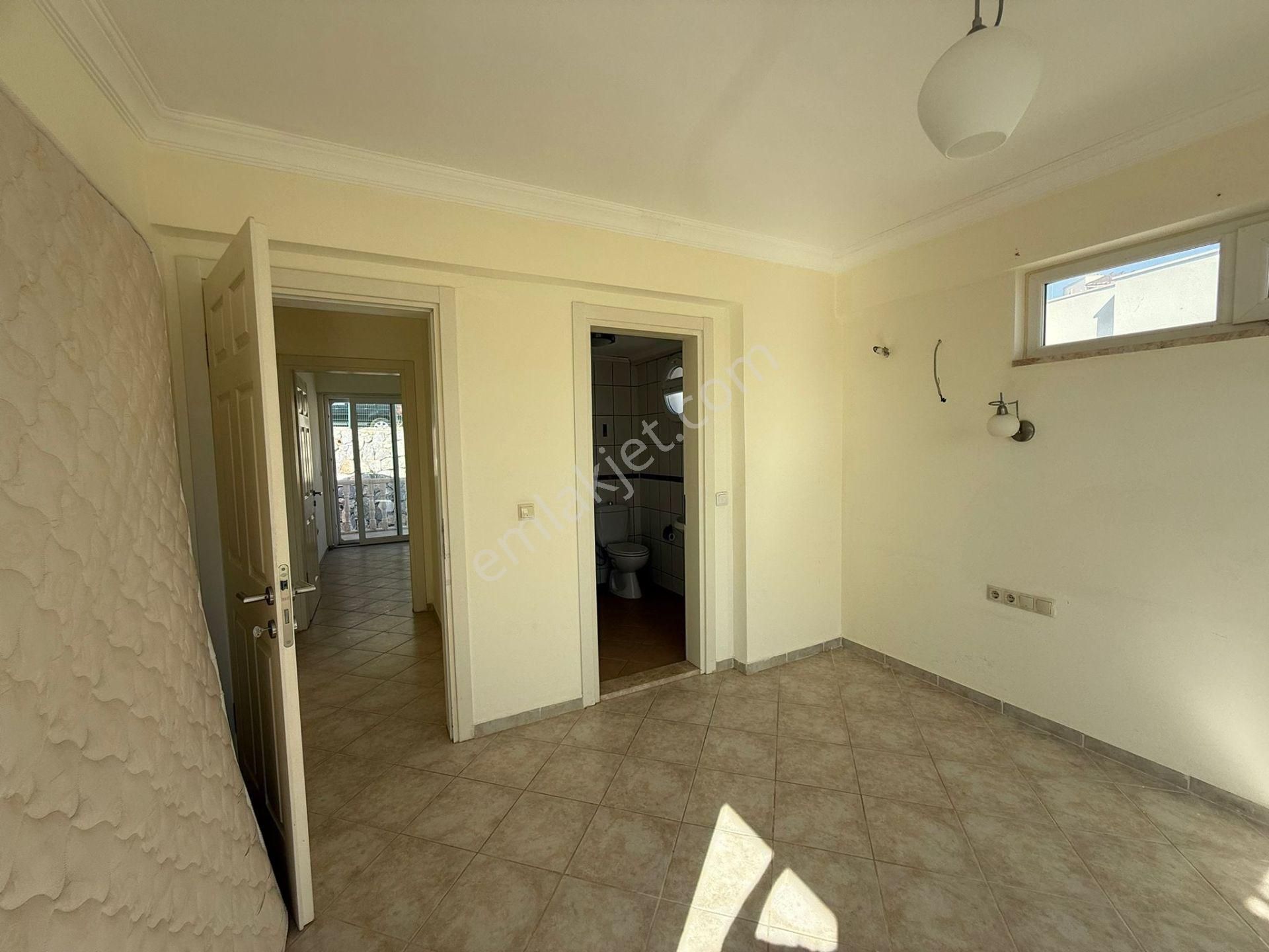 Denize Yakın Butik Sitede Satılık Manzaralı Üstkat Ev İngilizden Uygun Fiyata Ev Güvenlikli Havuzlu - Görsel 23