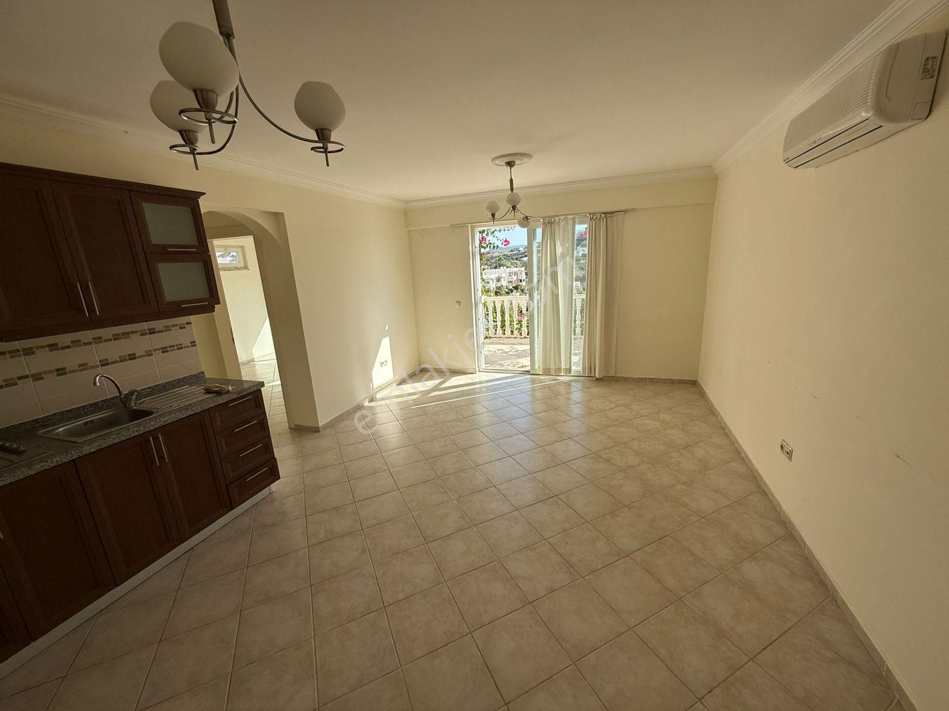 Denize Yakın Butik Sitede Satılık Manzaralı Üstkat Ev İngilizden Uygun Fiyata Ev Güvenlikli Havuzlu - Görsel 3