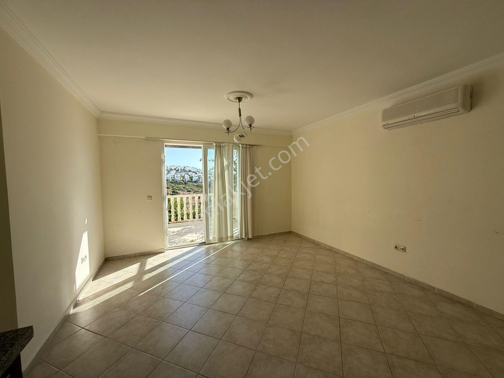 Denize Yakın Butik Sitede Satılık Manzaralı Üstkat Ev İngilizden Uygun Fiyata Ev Güvenlikli Havuzlu - Görsel 15