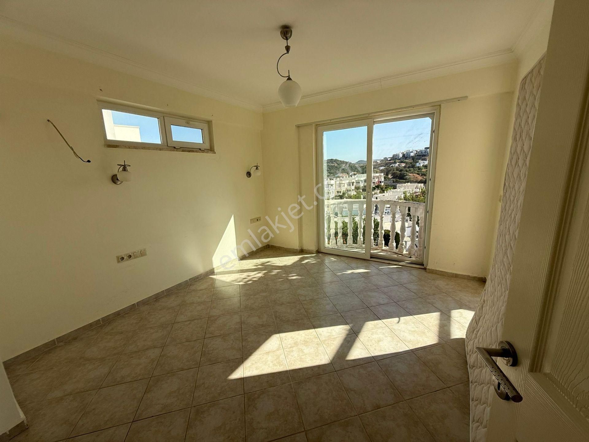 Denize Yakın Butik Sitede Satılık Manzaralı Üstkat Ev İngilizden Uygun Fiyata Ev Güvenlikli Havuzlu - Görsel 28